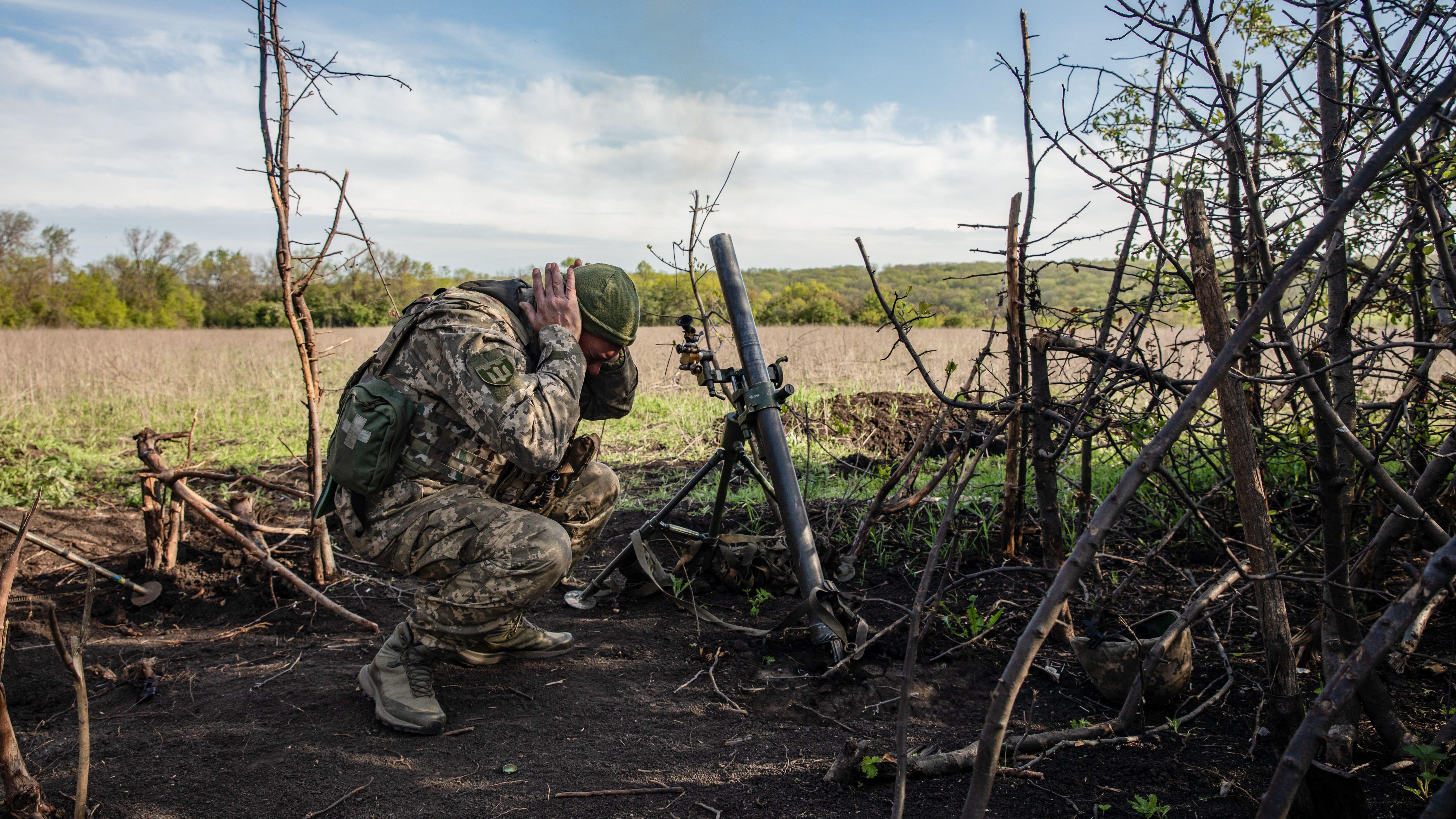 A Ukrainian soldier fires a mortar et enemy positions in the suburbs of Bakhmut