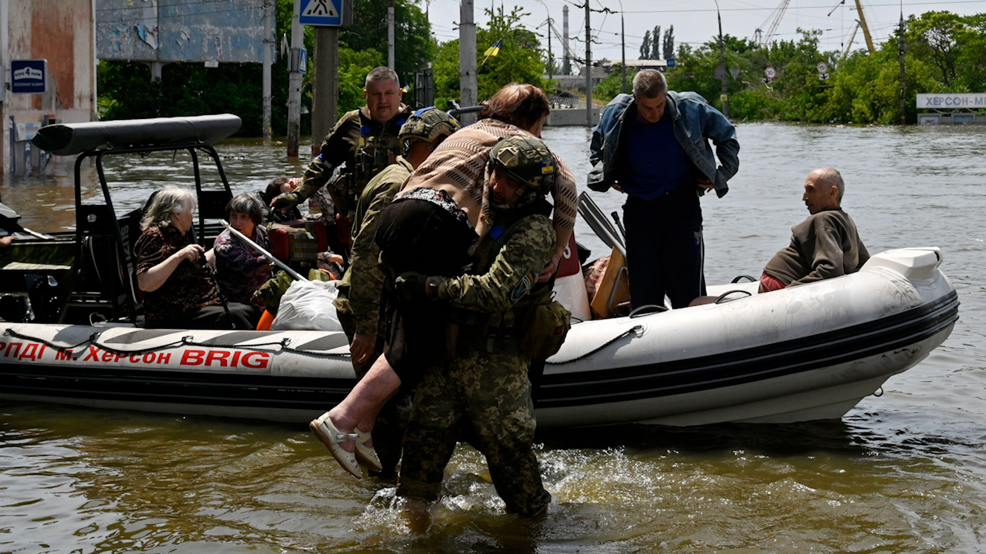 Image ID 2R6DCME Ukrainian military carries an woman during an evacuation from a flooded area of Kherson 06062023 CREDIT Sipa US,Alamy EXP 041123
