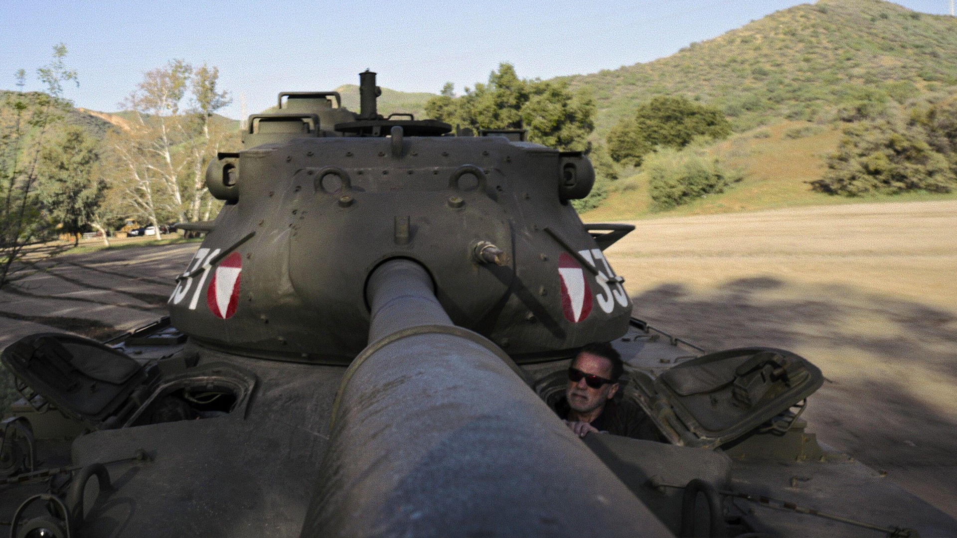  Image ID 2R8D204 Arnold Schwarzenegger in a tank 070623 CREDIT ALAMY 