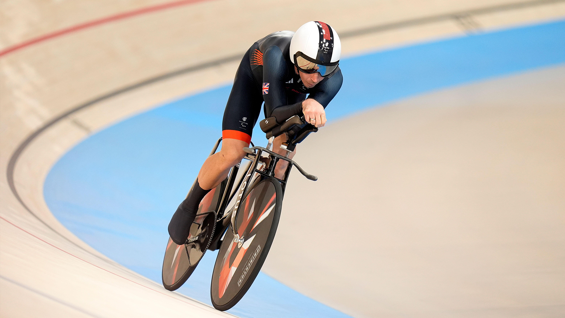 Image ID 2XYNG36Great Britains Jaco van Gass competes in the Mens C3 3000m Individual Pursuit final during the Para Track Cycling at the National Velodrome on day two of the Paris 2024 Summer Paralympic Games 300824 CREDIT ALAMY
