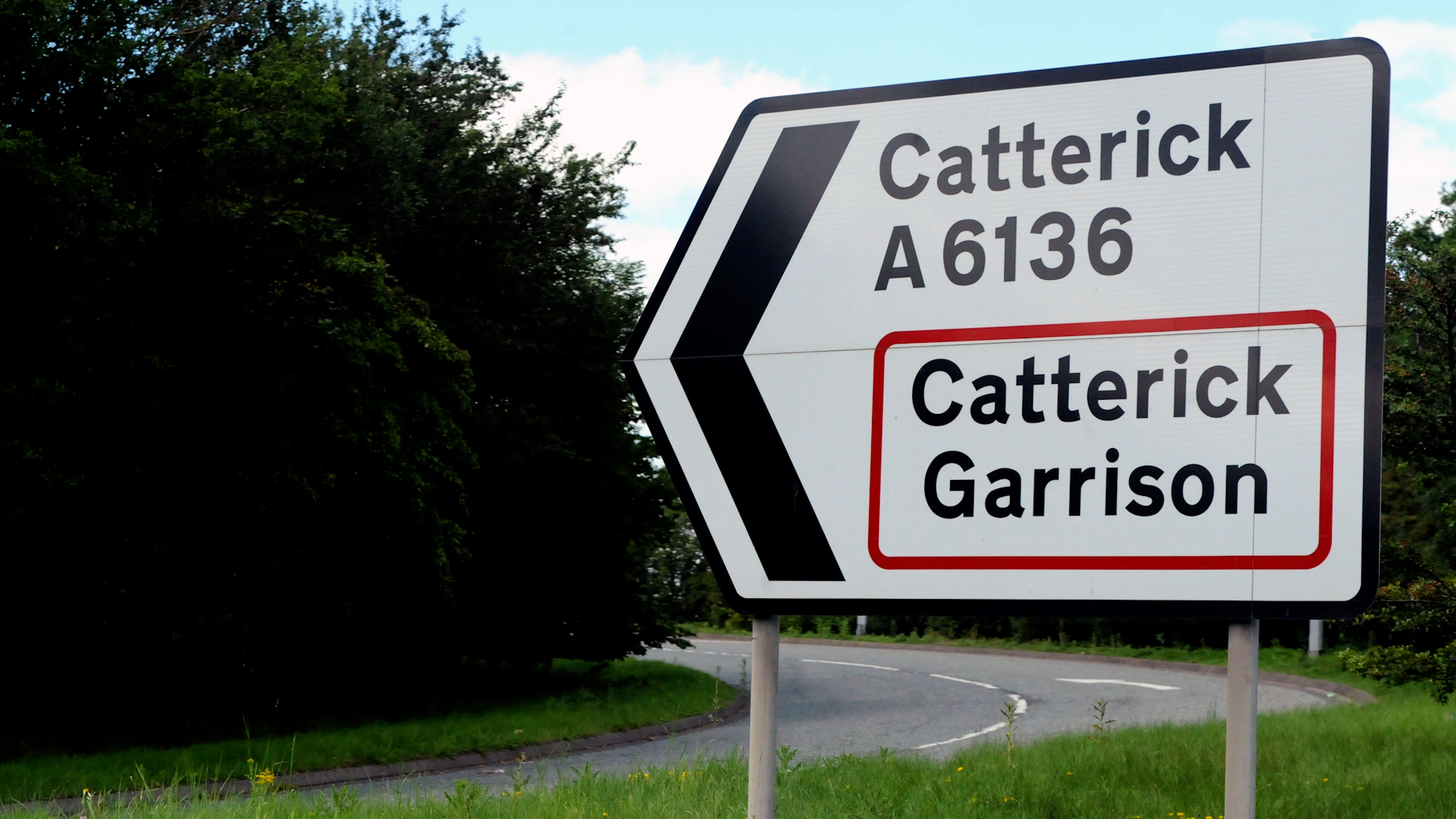 Image ID C7FMW0 Catterick road sign 150811 EXP 041123 CREDIT ALAMY