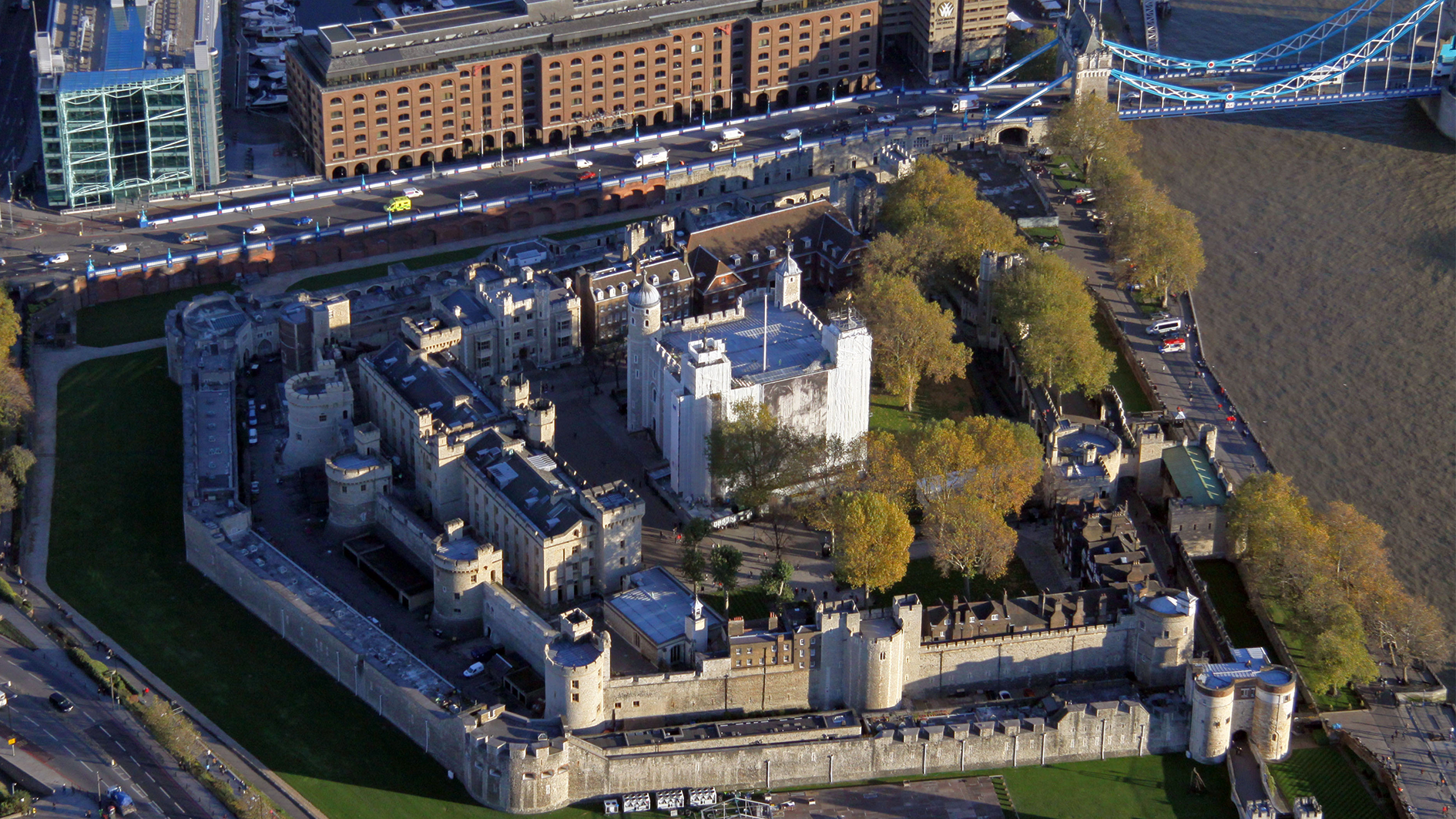 Image ID CEJD3G Aerial view of the Tower of London where Beefeaters work and live EXP041123 CREDIT ALAMY