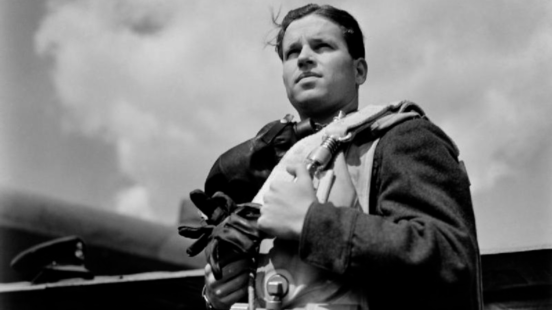 Image ID D50RJB Wing Commander Guy Gibson VC, Commanding Officer of No. 617 Squadron, The Dambusters May 1943 CREDIT CNP,Alamy EXP 04112023