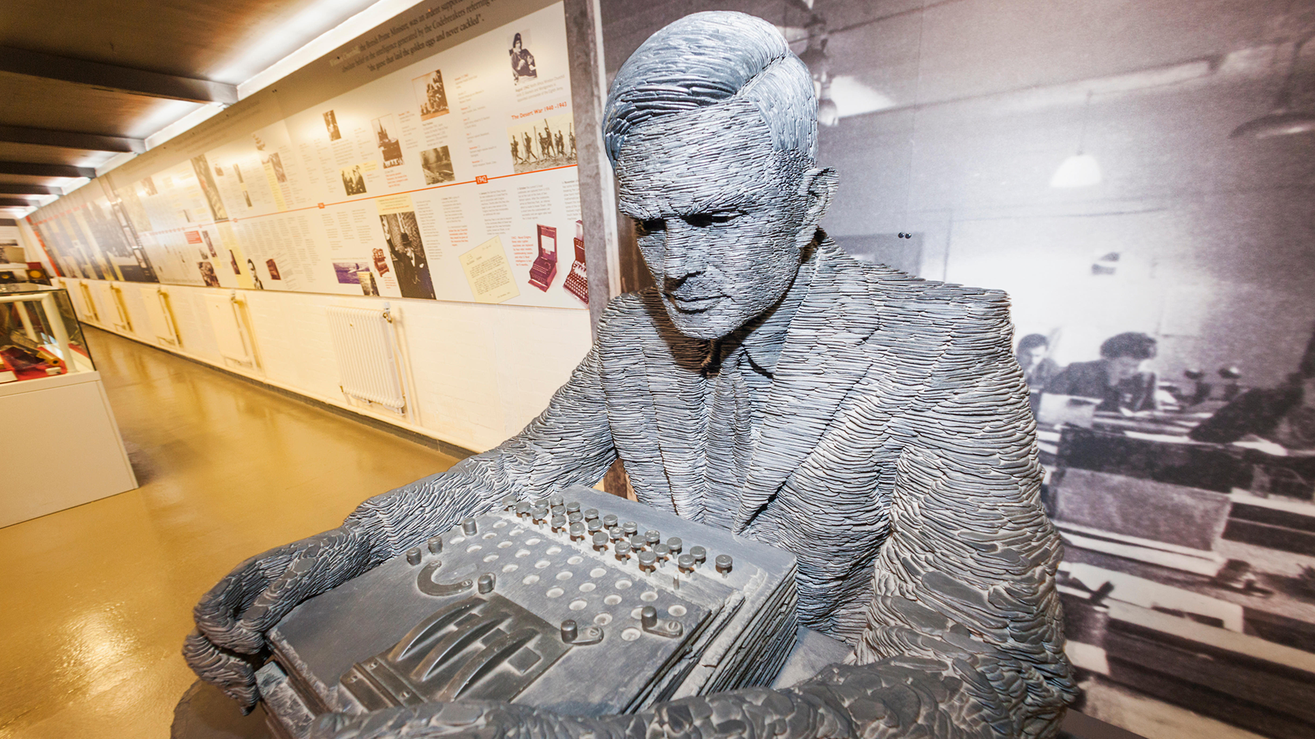 Image ID E9F48M England, Buckinghamshire, Milton Keynes, Bletchley Park, The Alan Turing Statue EXP 130623 CREDIT ALAMY STOCK PHOTO