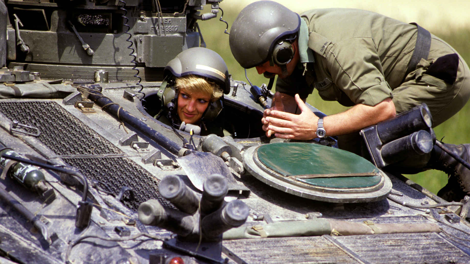 Image ID G4E9WC Princess Diana in the driving seat of the 'Striker' tank, getting instructions from Sgt Chris O'Byrne on Salisbury Plain 23061988 CREDIT PA Images, Alamy Stock Photo