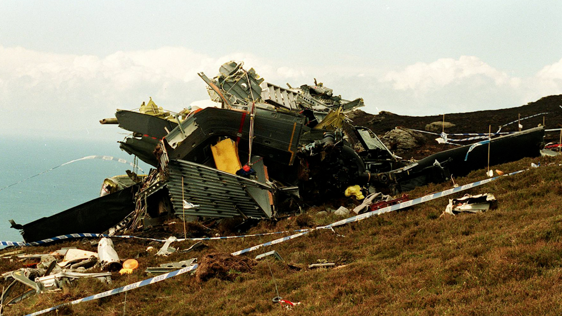 Image ID G70CYW the wreckage of the Chinook Helicopter which crashed on the Mull of Kintyre 04061994 CREDIT PA, Alamy EXP 24112024