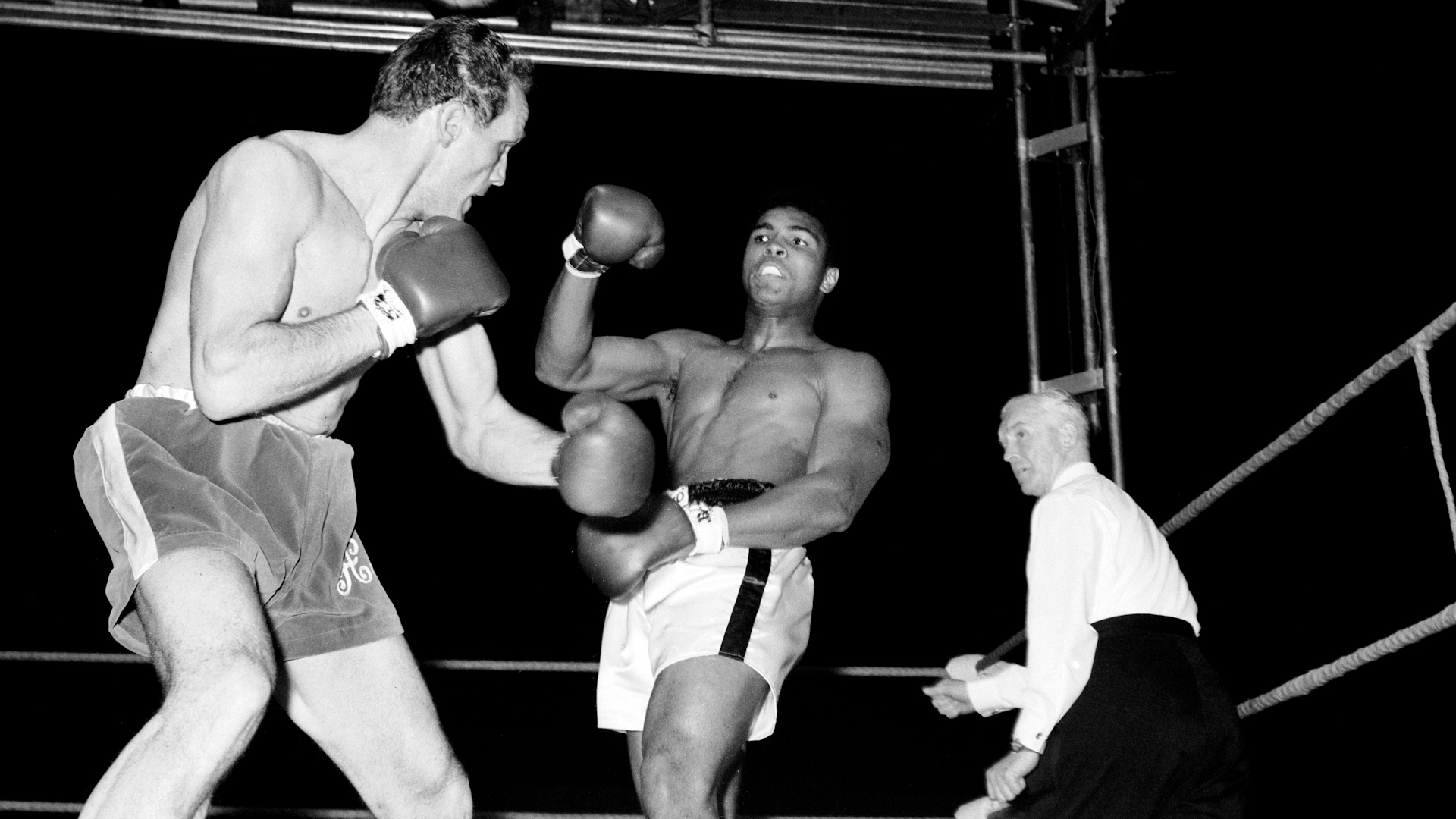 Image ID GA1FKX Muhammad Ali v Henry Cooper Boxing World Heavyweight Championship 210566 CREDIT PA Images, Alamy Stock Photo.jpg