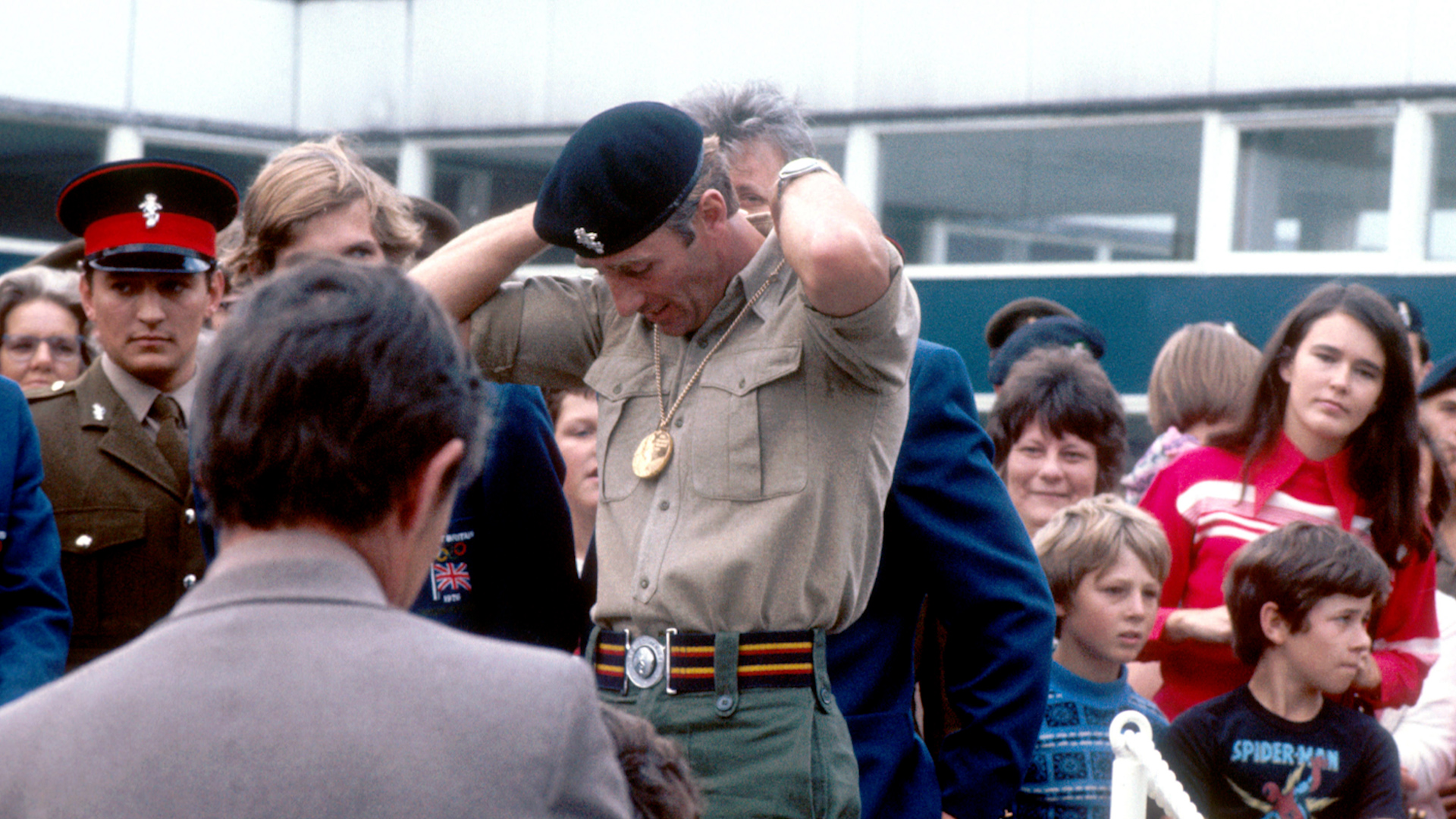 Image ID GAR3H7 Olympic Modern Pentathlon gold medallist Jim Fox puts on his gold medal to show the public after arriving back at Arborfield Camp 04081976 CREDIT PA, Alamy EXP 23112024.jpg