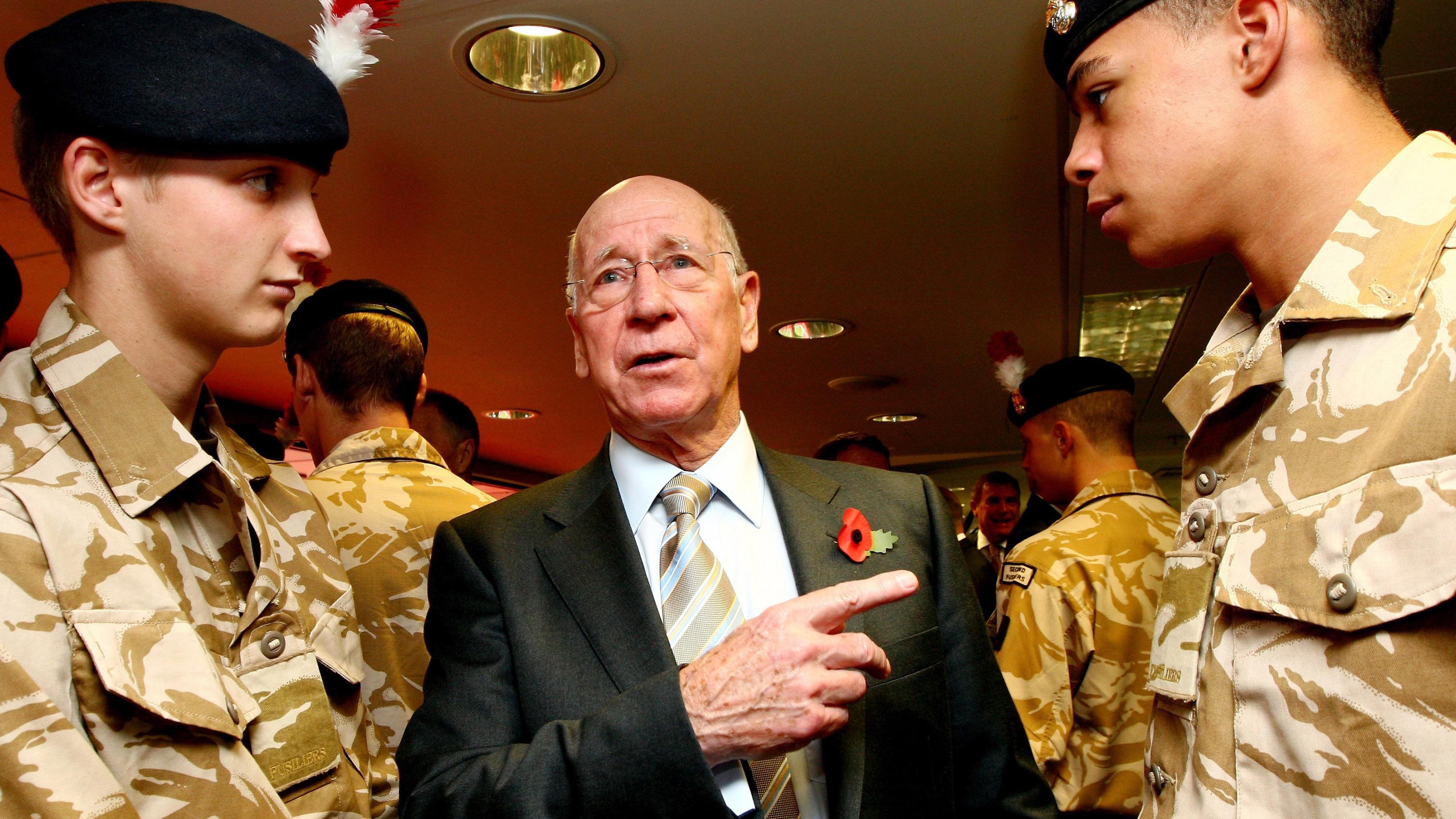 Image ID GC57Y9 Sir Bobby Charlton talks to members of The Royal Regiment Second Fusiliers 06112009 CREDIT PA, Alamy EXP 20112023.jpg