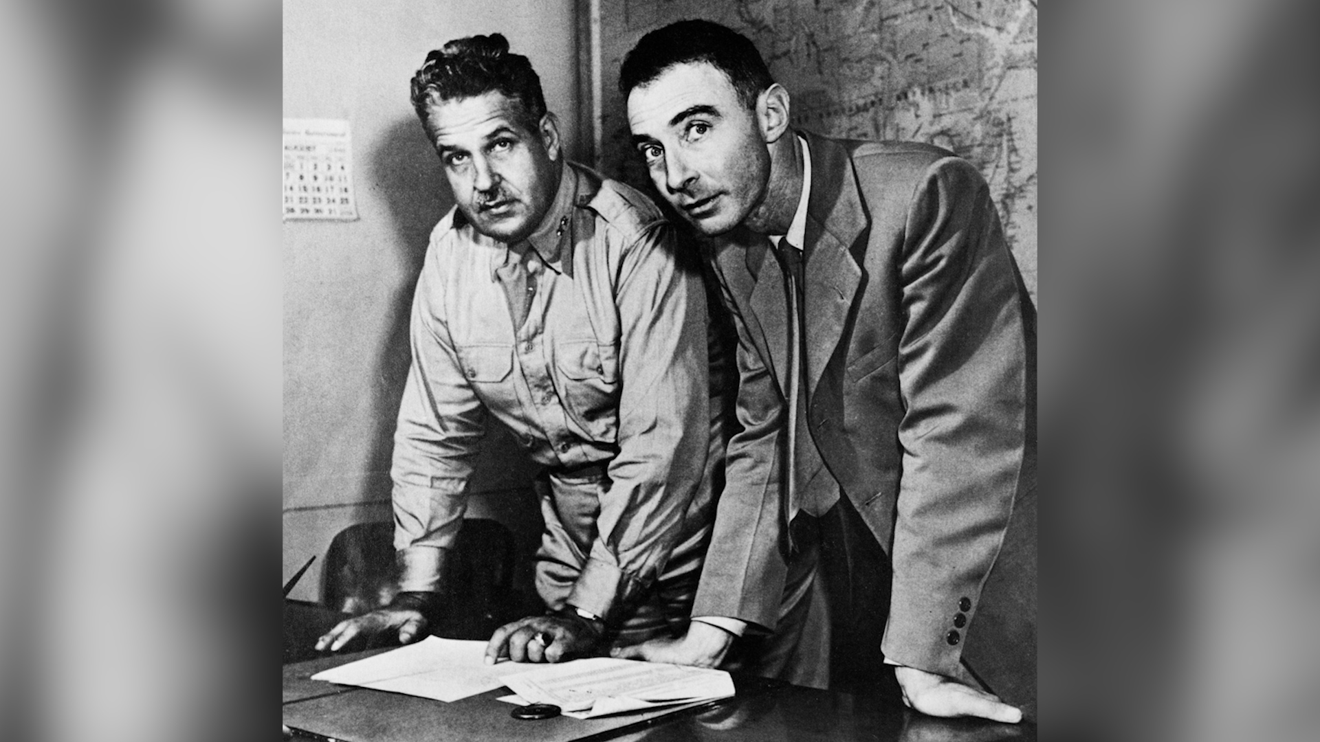 Image ID HRKN64 General Leslie Groves (left) military head of the Manhattan Project with Prof Oppenheimer (right) Science History Images,Alamy Stock Photo EXP 04112023