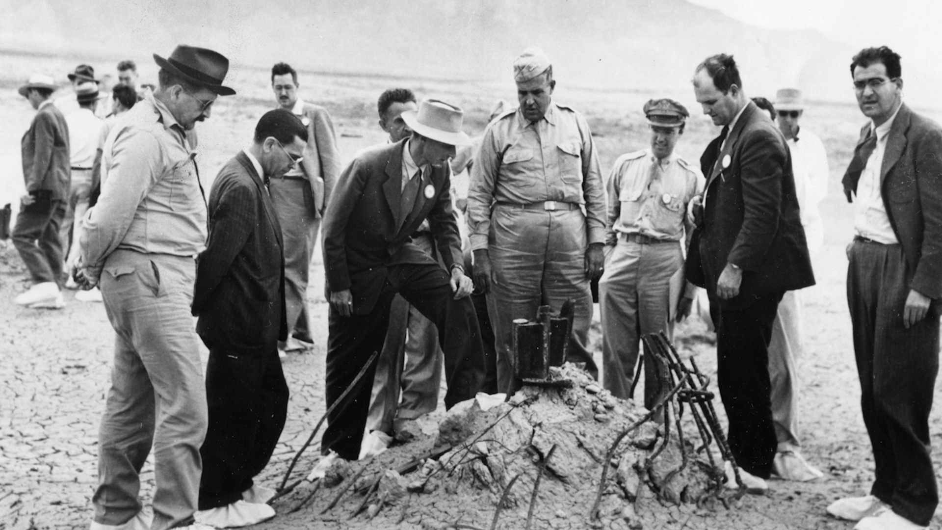 Image ID JFPKWD Ground Zero showing melted remains of atomic bomb tower after first atomic test viewed by Oppenheimer (centre light hat) 16071945 CREDIT RBM Vintage Images,Alamy.jpg