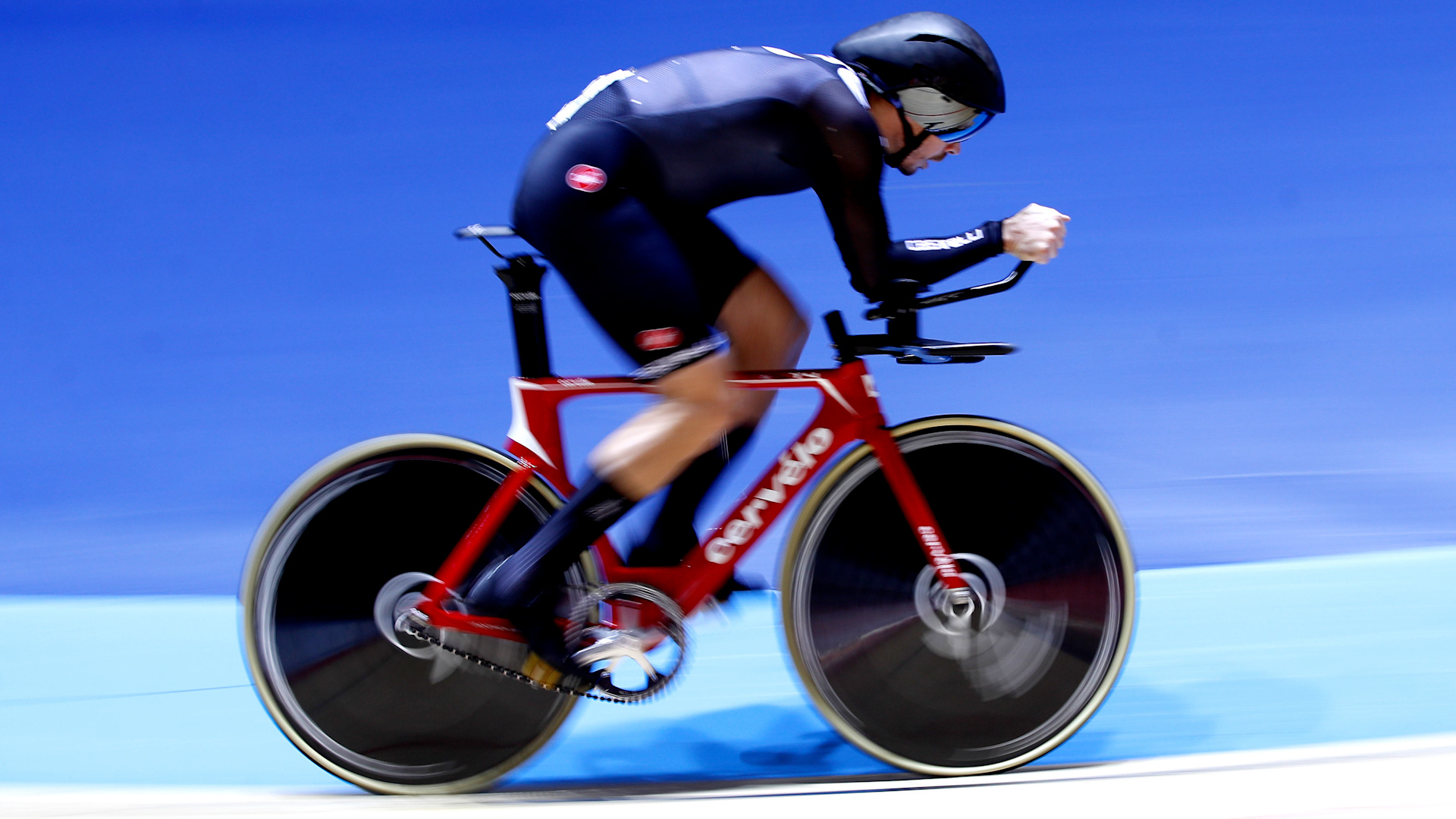 Jaco van Gass wins gold in the C4 4,000m Pursuit final at the Manchester Paracycling International in 2019