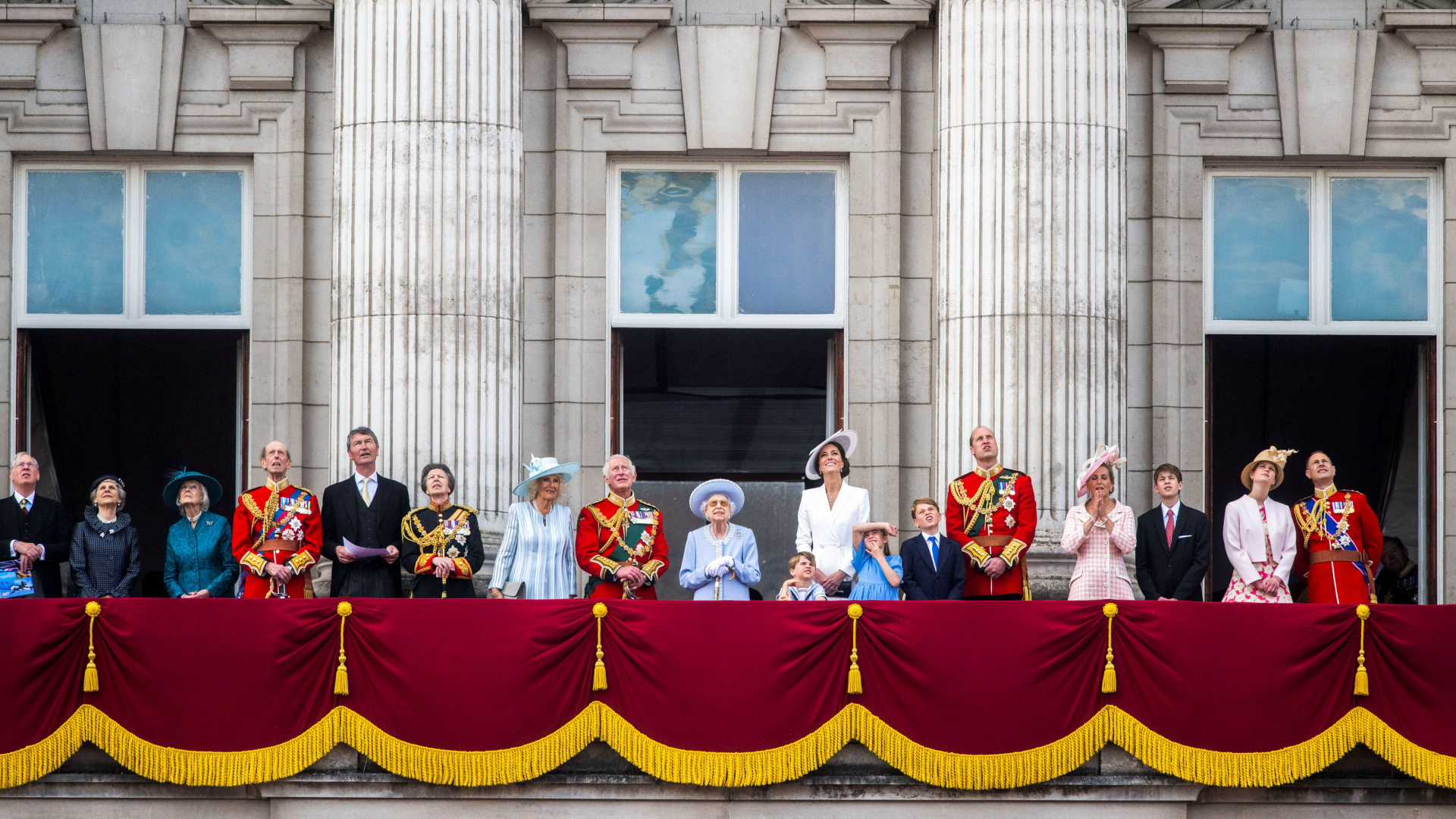 Image ID 2JB36X0 Queen Elizabeth II along with members of the Royal Family on Buckingham Palace balcony watching military flypast on first day of her Platinum Jubilee celebrations 020622 CREDIT REUTERS, ALAMY STOCK PHOTO