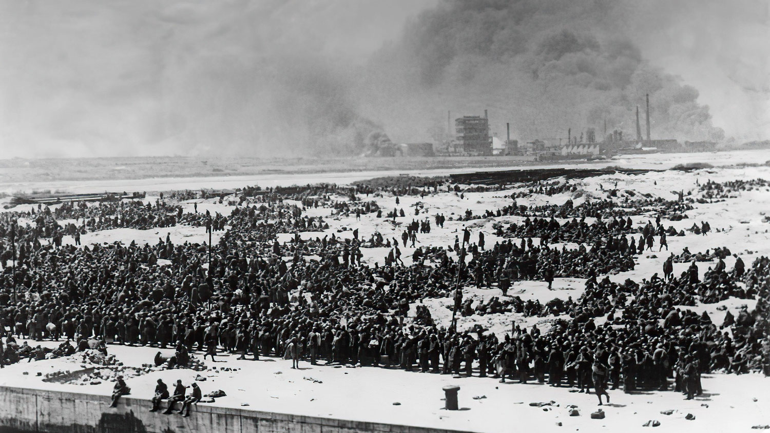 Image ID 2BJDGCP Soldiers wait on the beach for evacuation in June 1940 during Operation Dynamo, AKA the Dunkirk Evacuation NO REUSE CREDIT Vintage_Space / Alamy Stock Photo