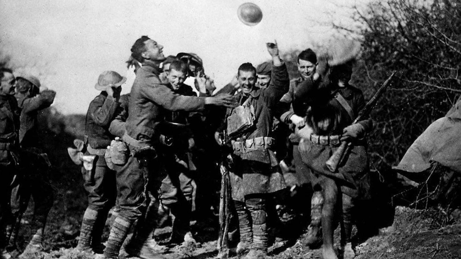 Image ID 2H01RHN Soldiers celebrating the news of the Armistice CREDIT CBW / Alamy Stock Photo EXP 04112023
