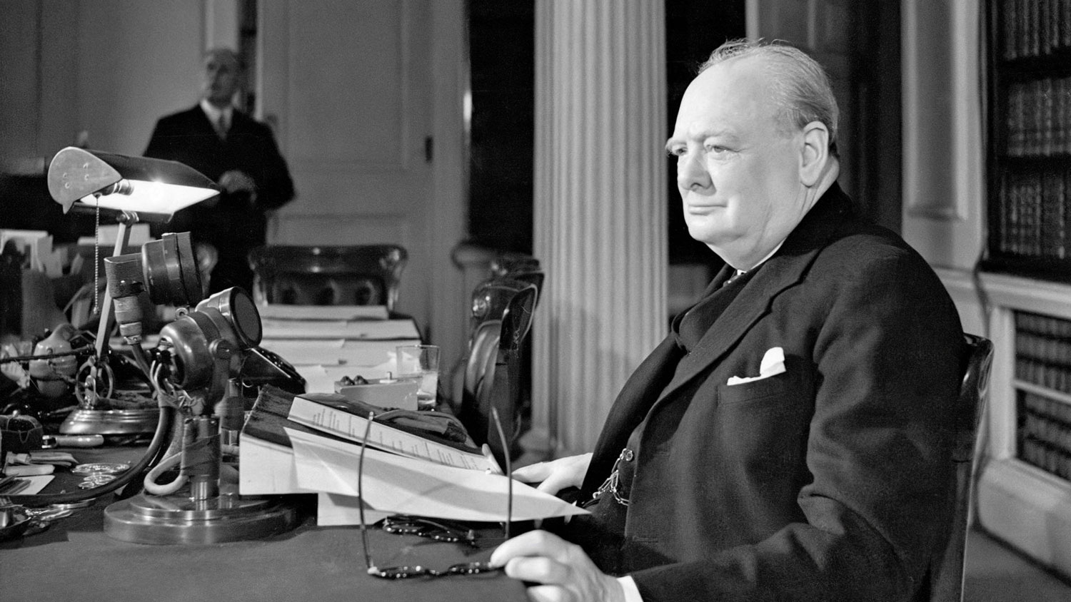 Image ID 2SXMRMH Winston Churchill making a radio broadcast from 10 Downing Street, on Victory in Europe Day 8th May 1945 NO REUSE CREDIT De Luan / Alamy Stock Photo