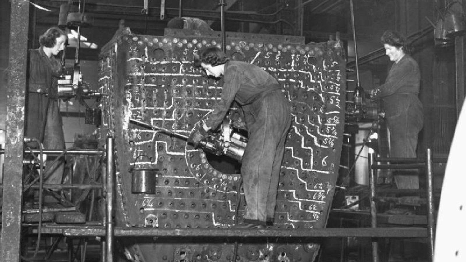 Image ID 2T1KTMB Women at work in 1944 at the Southern Railway Works at Eastleigh, Hampshire NO REUSE CREDIT piemags archive military Alamy Stock Photo