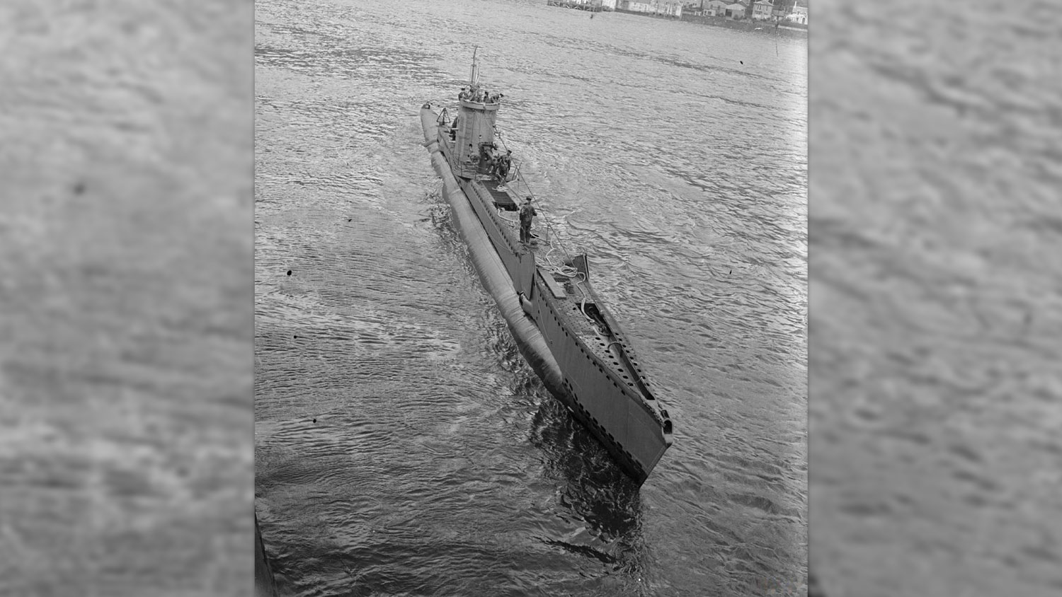 Image ID 2X16GN1 V class submarine HMS Venturer arriving at Holy Loch during WW2 on a blurred background NO REUSE CREDIT piemags ww2archive Alamy Stock Photo