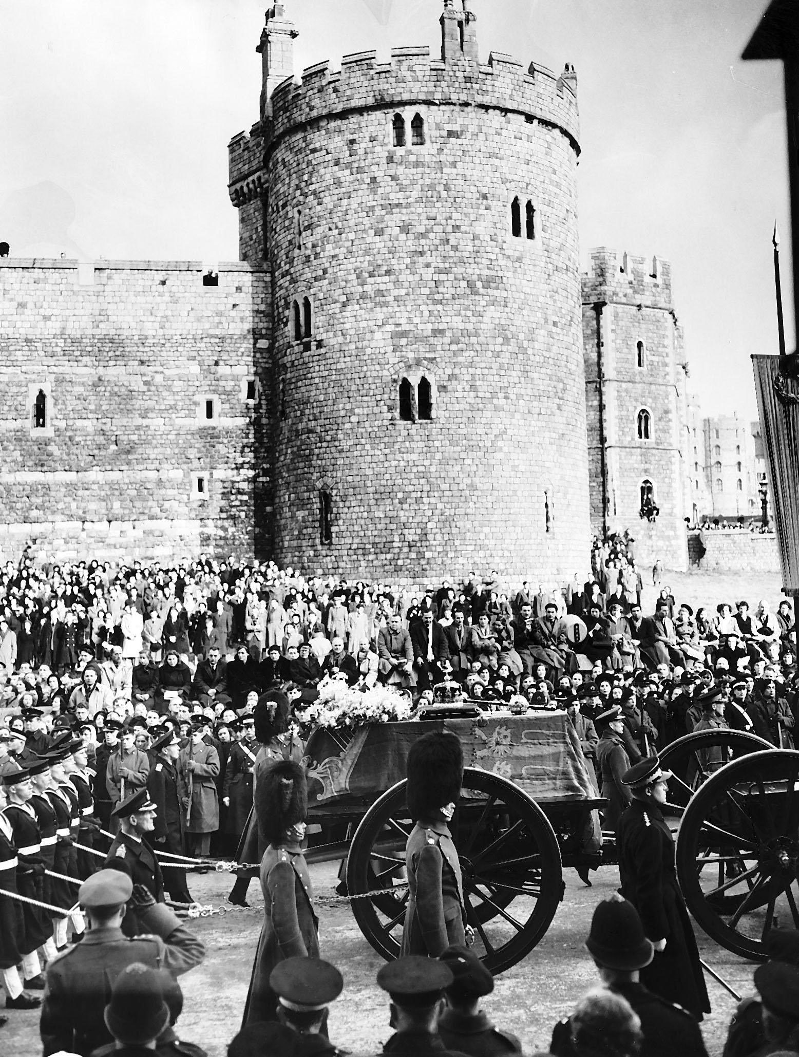 Image ID: B4R5DR coffin of King George VI funeral at Windsor 15 February 1952 on its way to St George's chapel CREDIT Trinity Mirror / Mirrorpix / Alamy Stock Photo