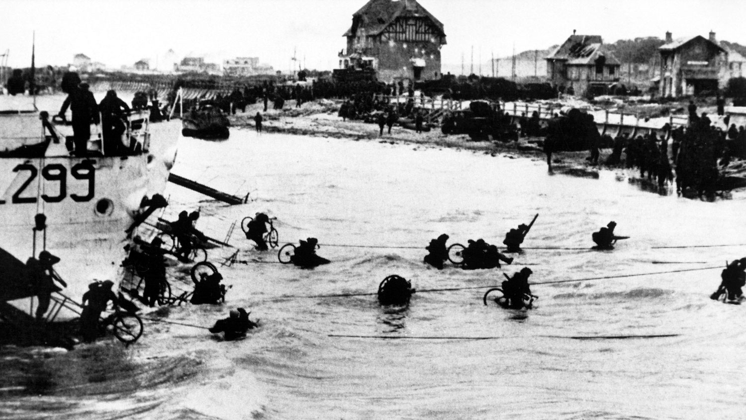 Image ID CWA6HE Allied troops land on the Normandy beaches in France on D-Day, 6 June 1944 CREDIT Everett Collection Historical / Alamy Stock Photo EXP 231124