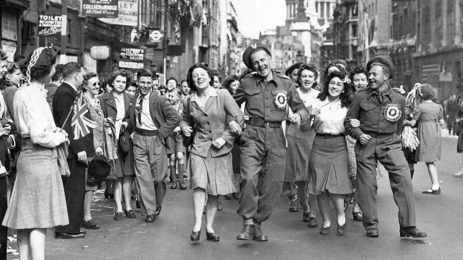 Image ID DH87PH VE Day celebrations on Fleet Street in London, May 1945 NO REUSE CREDIT Military Images / Alamy Stock Photo