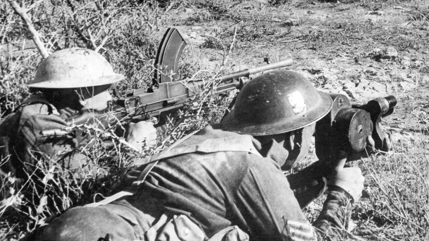 Image ID DH8D24 a WW2 cameraman of the Army Film and Photographic Unit in action CREDIT Military Images Alamy Stock Photo EXP 15.02.23