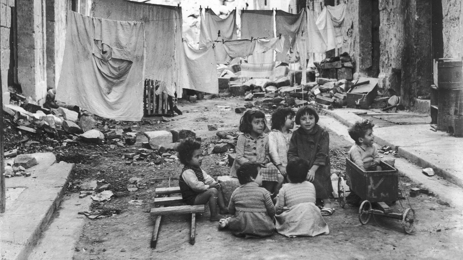 Image ID DRAA98 children play in a street during the Siege Of Malta CREDIT Chronicle Alamy Stock Photo
