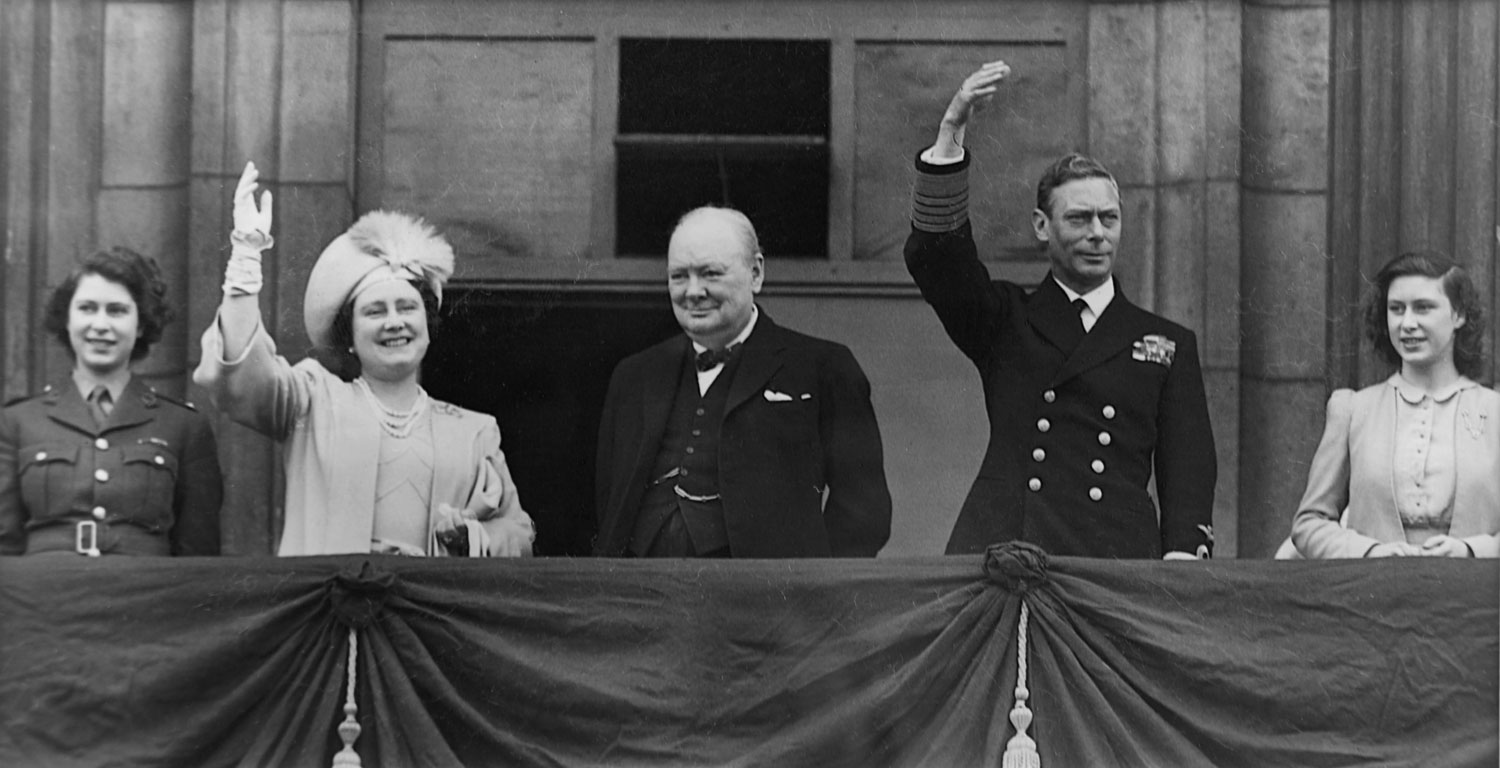 Image ID F0GNKA Sir Winston Churchill and the Royal family on VE Day 1945 at Buckingham Palace waving to the crowd NO REUSE CREDIT MPVHistory Alamy Stock Photo 