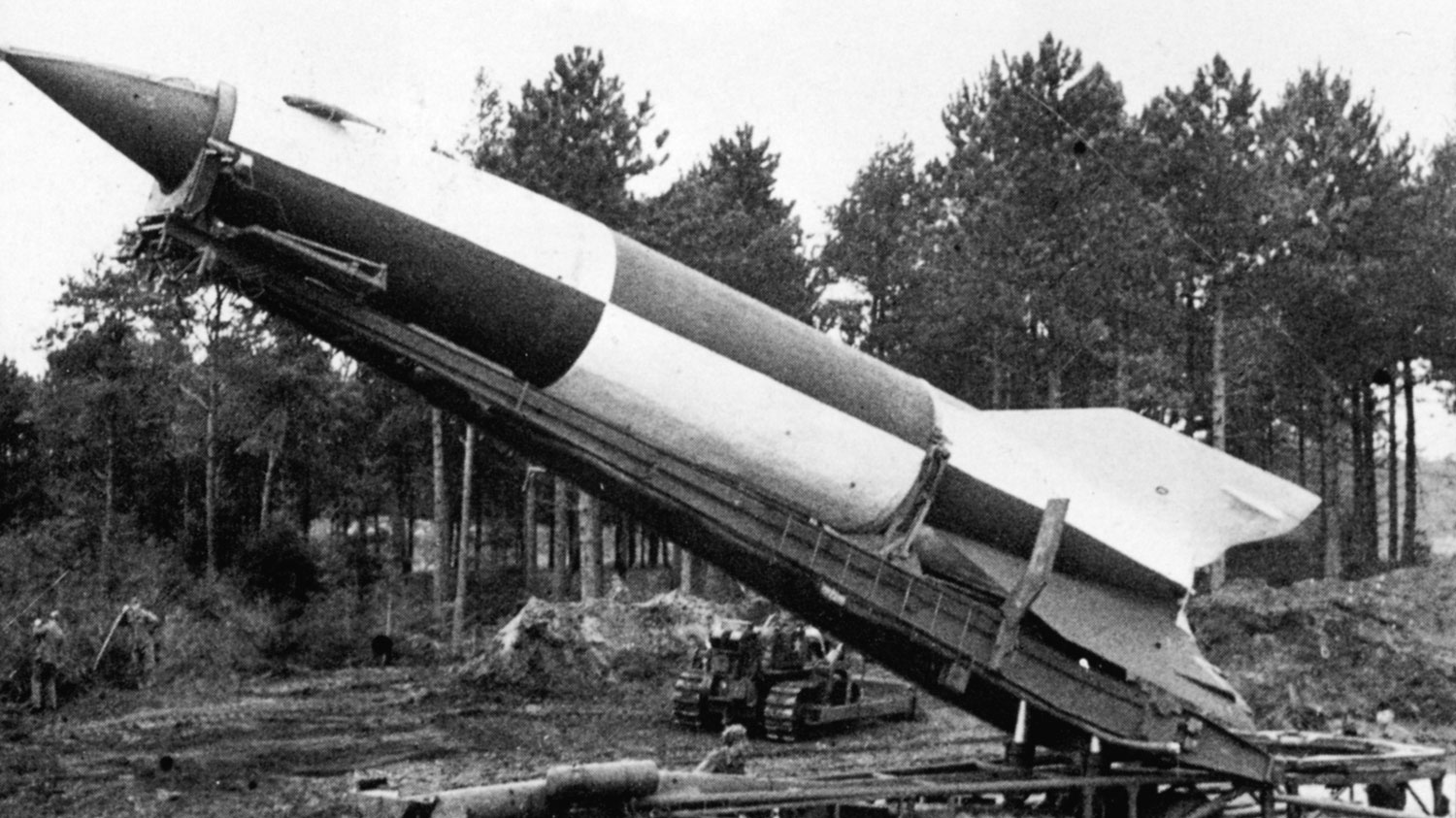 Image ID G3B0MX A V2 rocket on the launch pad circa 1944 NO REUSE CREDIT Chronicle Alamy Stock Photo