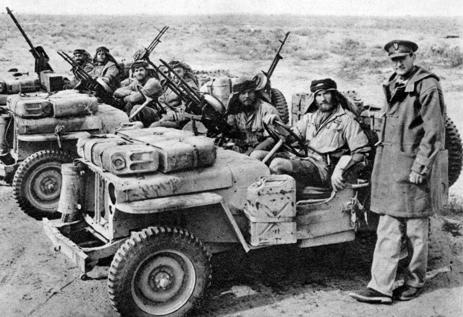 Image ID G3C1HK Colonel David Stirling with a patrol of Special Air Service SAS men in the Middle East, 1944 EXP 061122 CREDIT Chronicle Alamy Stock Photo
