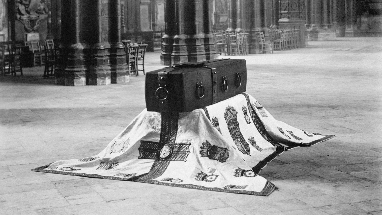 Image ID G56AX0 The Unknown Warrior's coffin resting in Westminster Abbey in November 1920 CREDIT PA Images Alamy Stock Photo EXP 231124