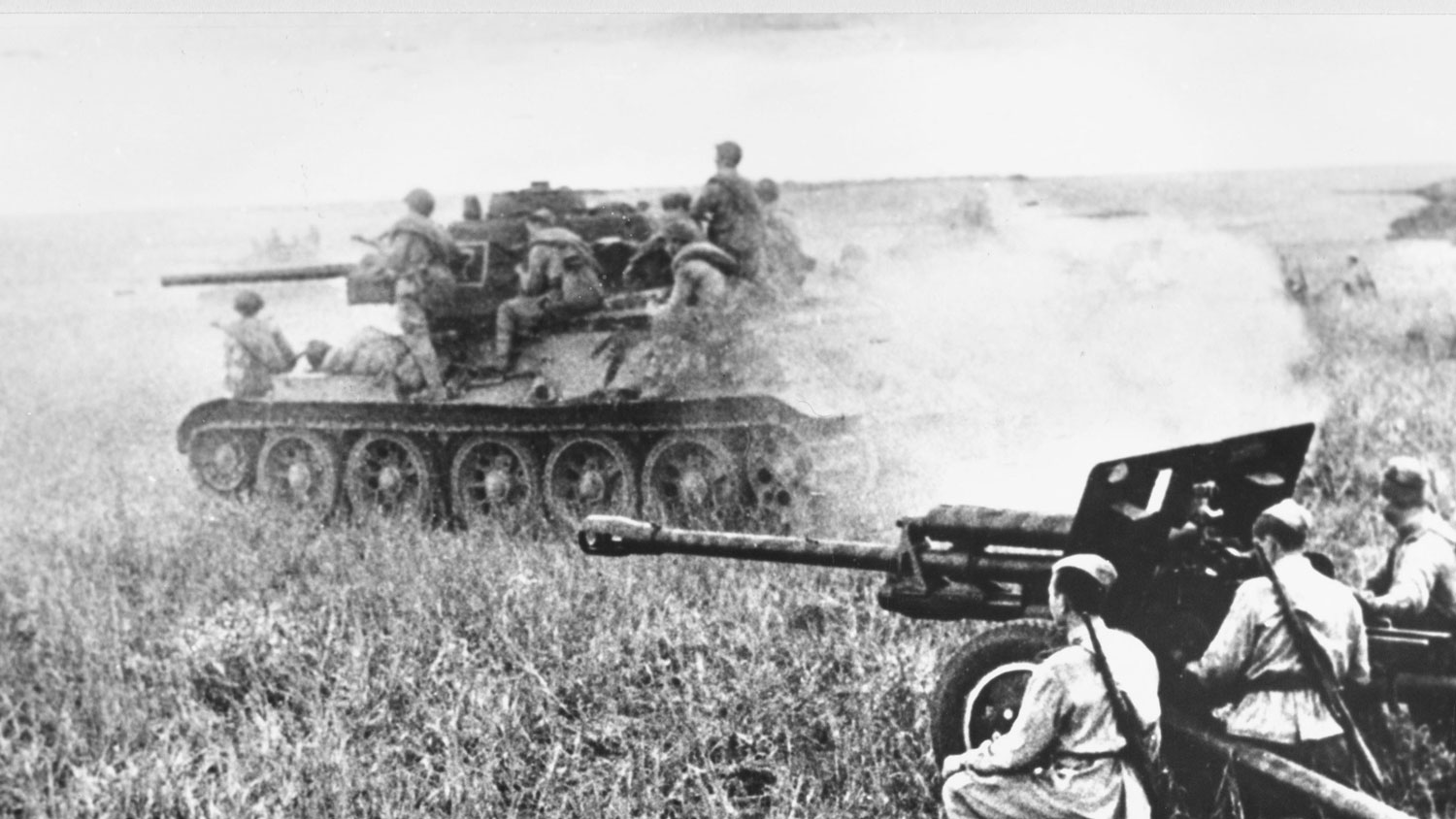Image ID KRCTAN A Soviet T-34 tank passing a 76.2mm field gun CREDIT Chronicle Alamy Stock Photo EXP 231124