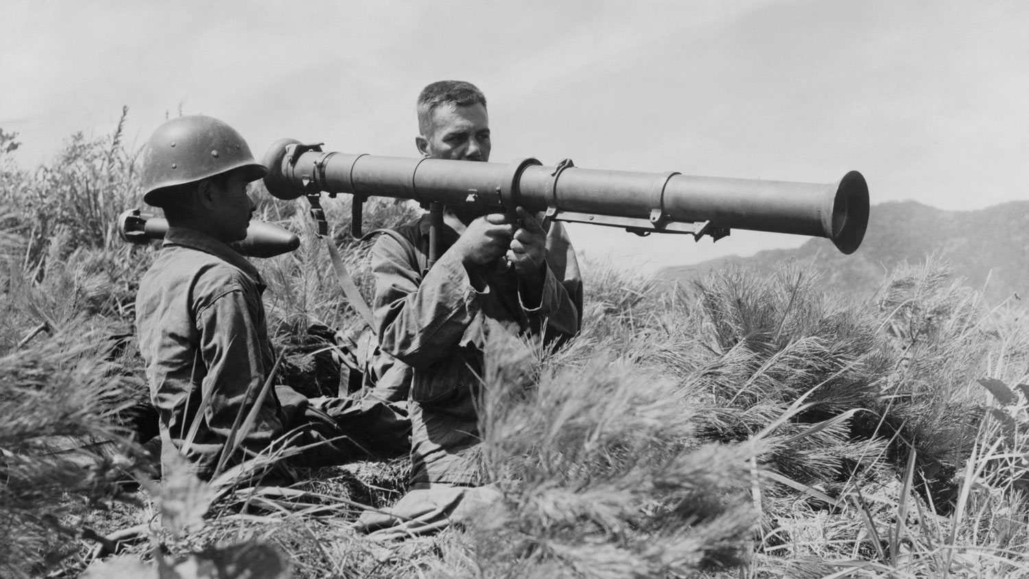 Image ID KWD51H US soldiers operate a new 3.5 bazooka on the front lines during the Korean War CREDIT Everett Collection Inc Alamy Stock Photo EXP 231124