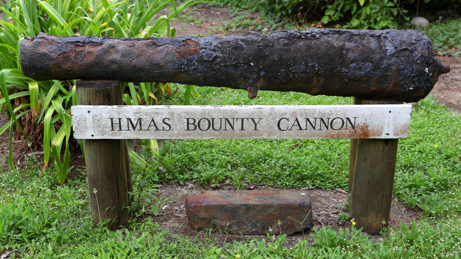 Image-ID-MF180071013-One-of-the-canons-from-the-famous-HMS-Bounty-on-display-on-Pitcairn-Island-CREDIT-Royal-Navy-Crown-Copyright
