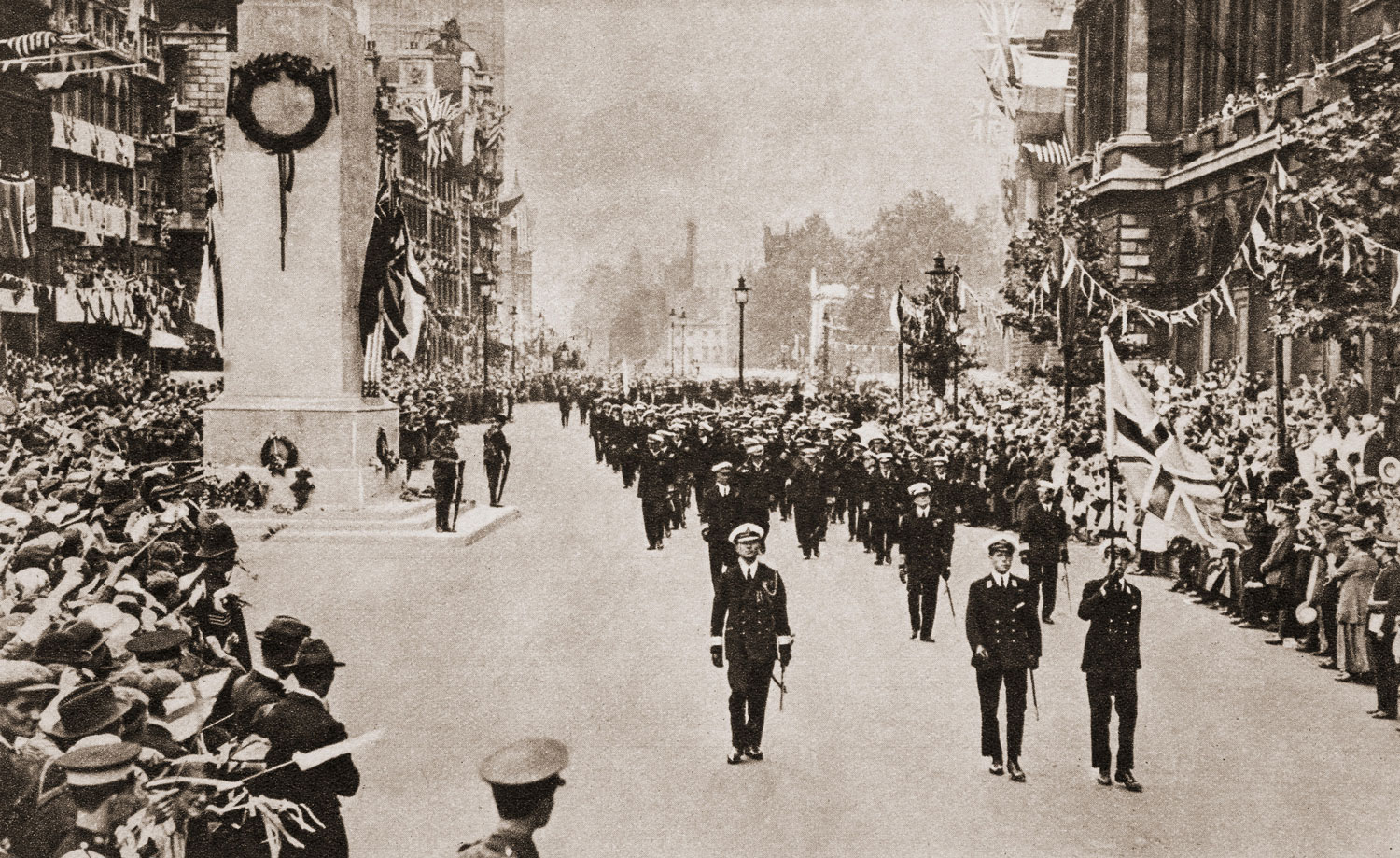 Image ID P8JD89 A military march past at the Cenotaph War memorial unveiled by King George V on 11 November 1920 CREDIT De Luan Alamy Stock Photo EXP 04112023