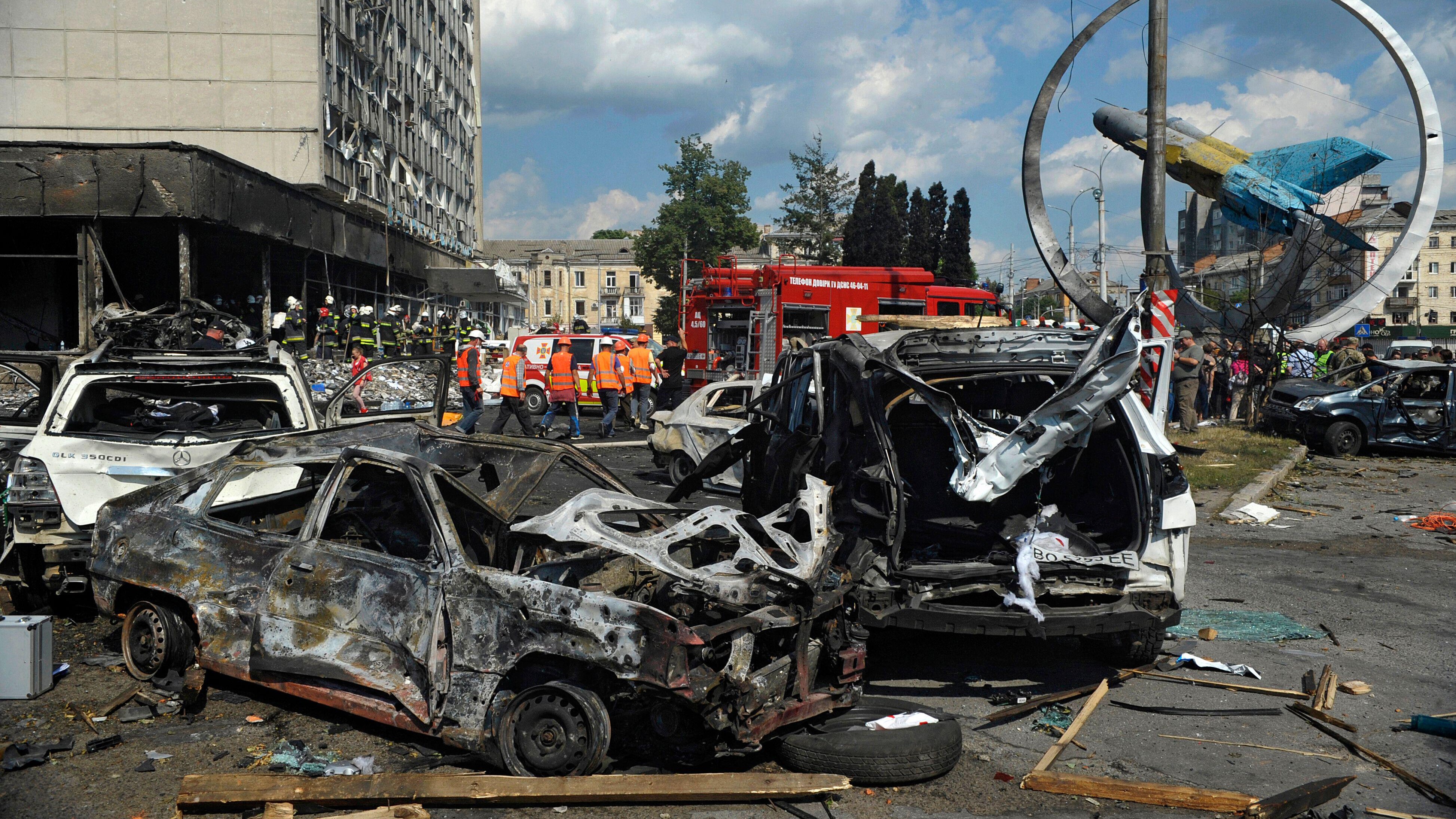Images ID 2JH44DR Burnt-out cars are pictured at the scene of the Russian missile attack on central Vinnytsia 14072022 CREDIT Abaca Press,Alamy Stock Photo.jp
