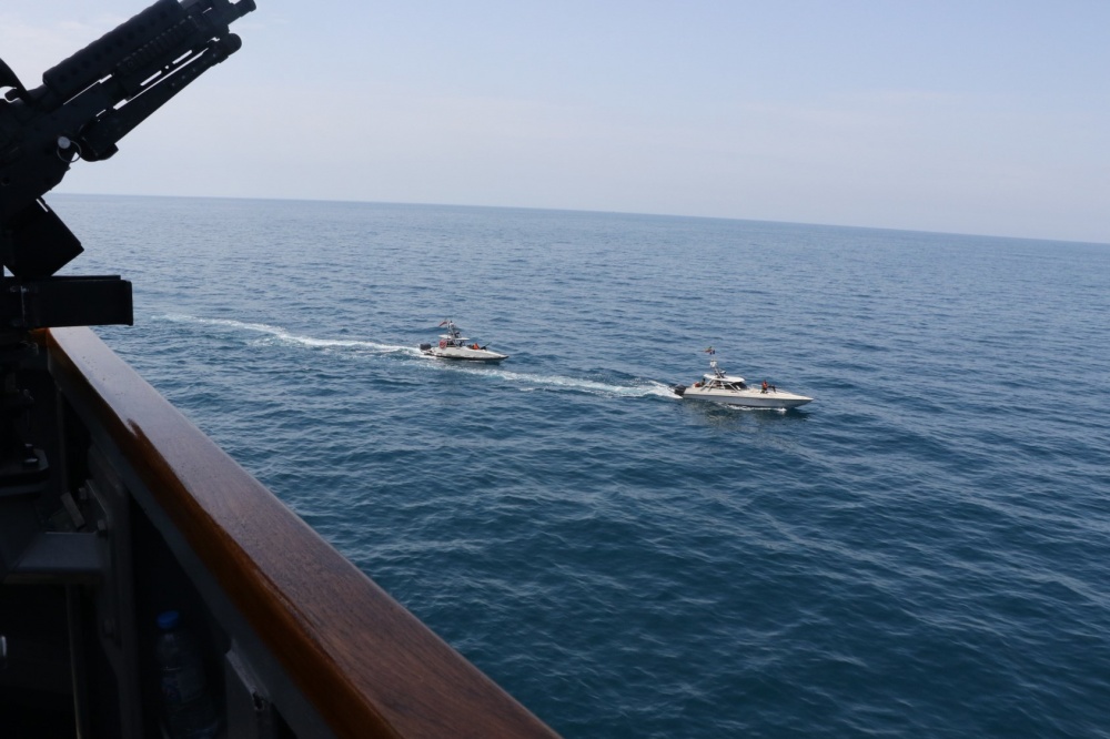 Iranian ships approach the US Navy in Gulf 