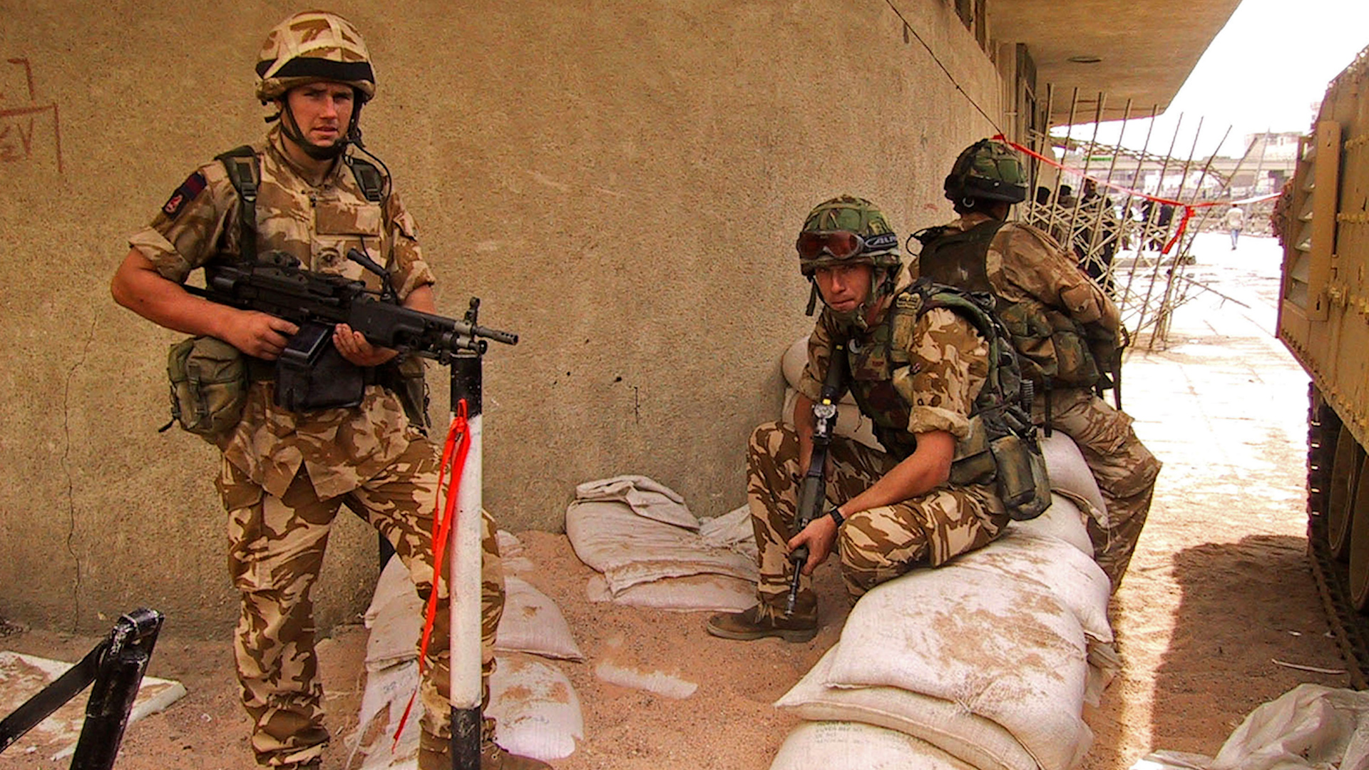 Irish Guards in Basra, Iraq, April 2003  Image ID H46EF4 CREDIT Johnny Saunderson Alamy Stock Photo