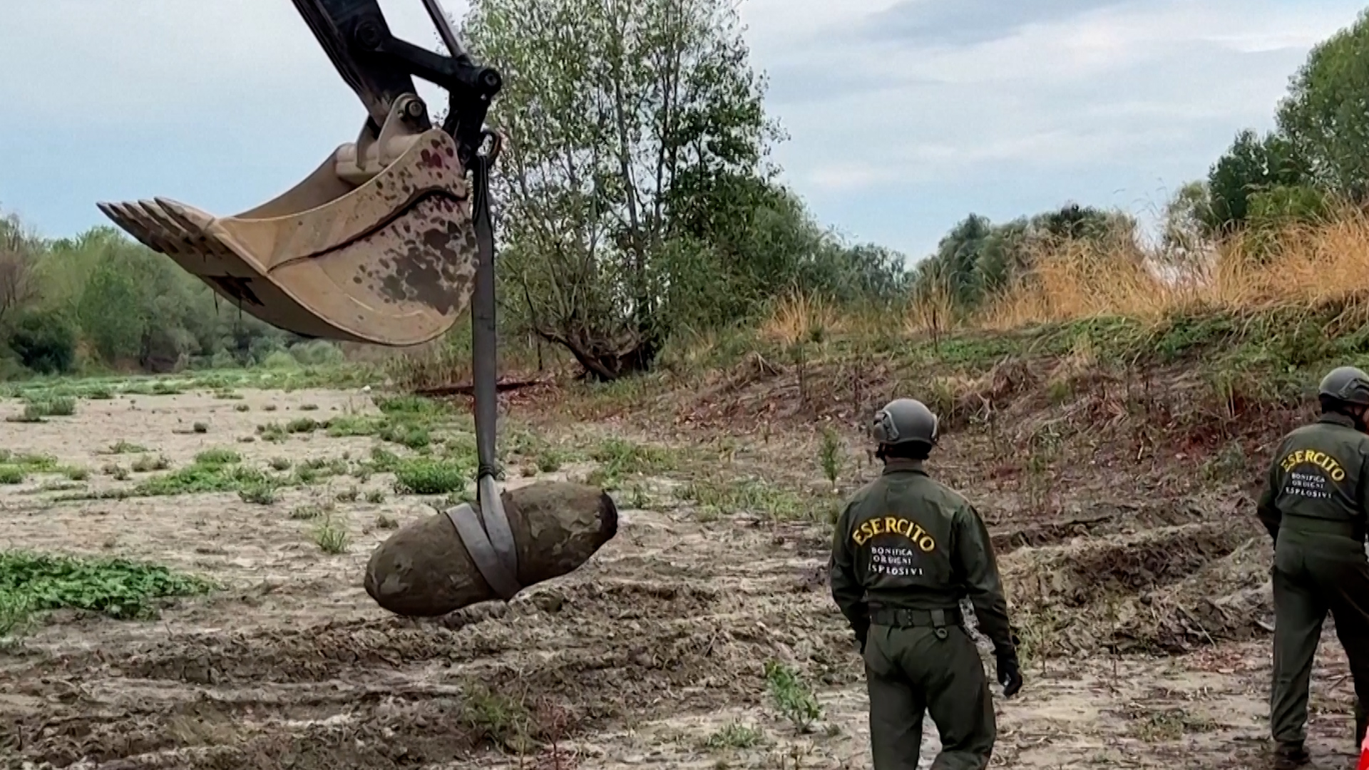 Italian army removing undetonated WW2 bomb from river Po 08082022 CREDIT REUTERS