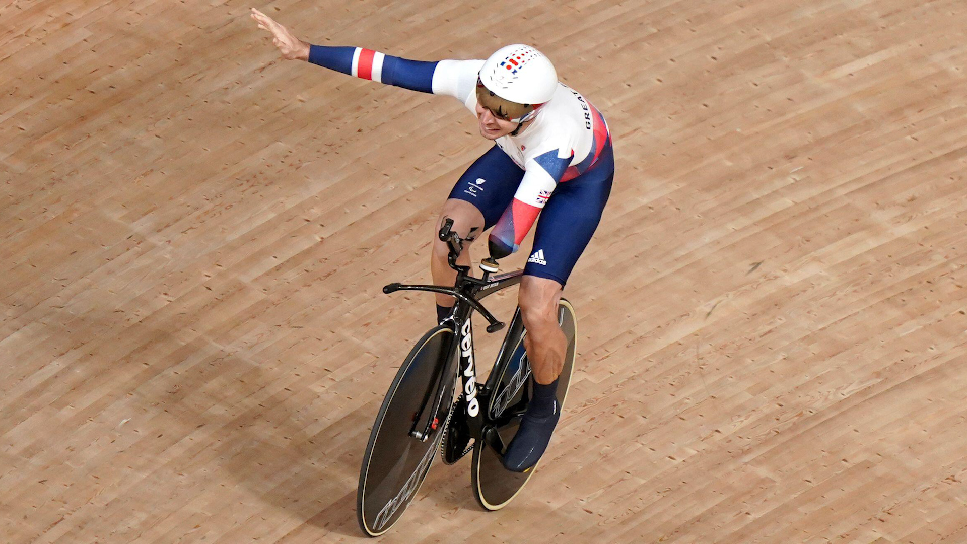 Jaco van Gass wins men's C3 3000 metres individual pursuit at Tokyo Paralympics