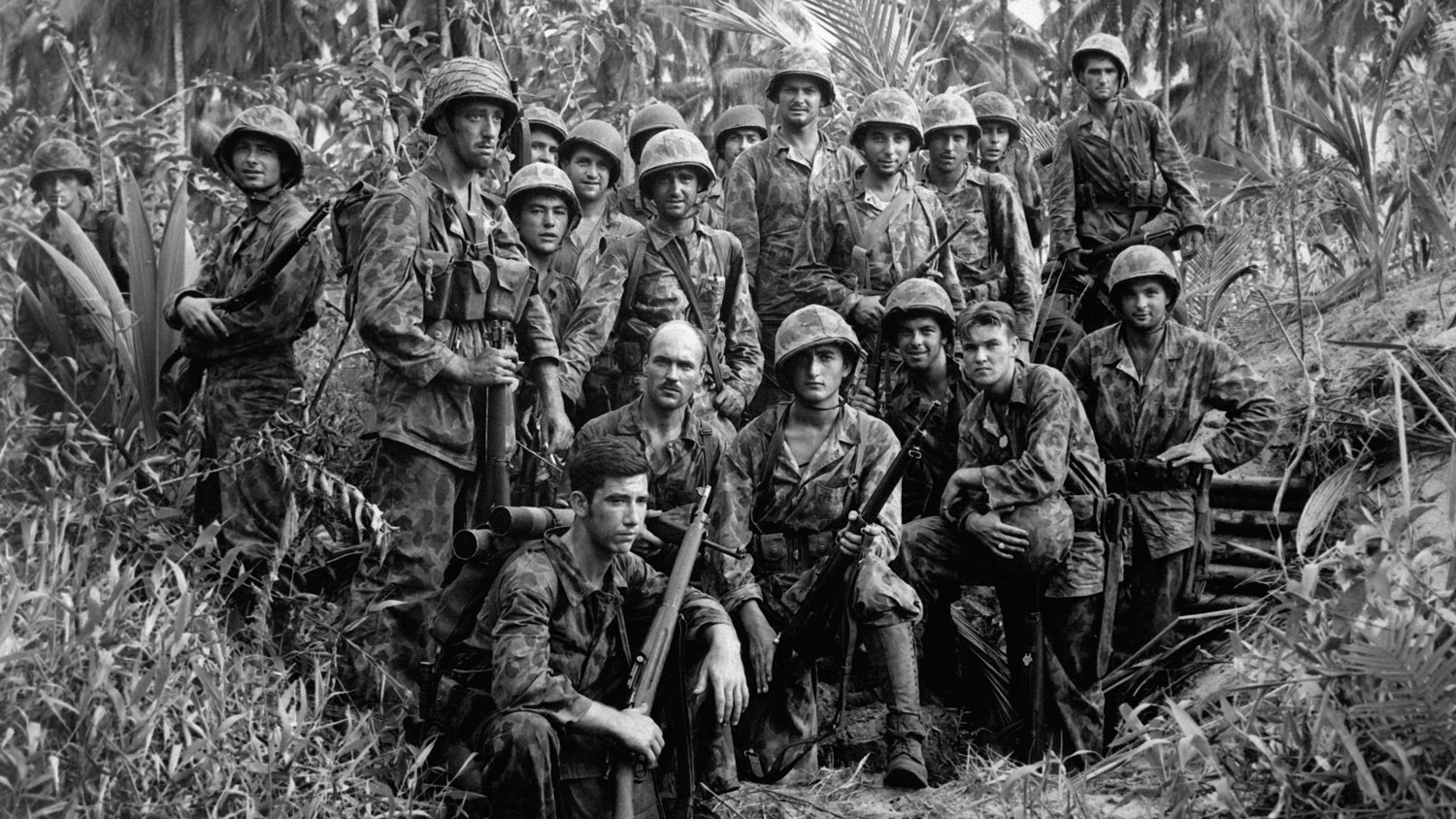 January 1944 US Marine Raiders gathered on Cape Totkina on Bougainville, Solomon Islands NO REUSE Image ID 2H6TXYJ CREDIT Geopix