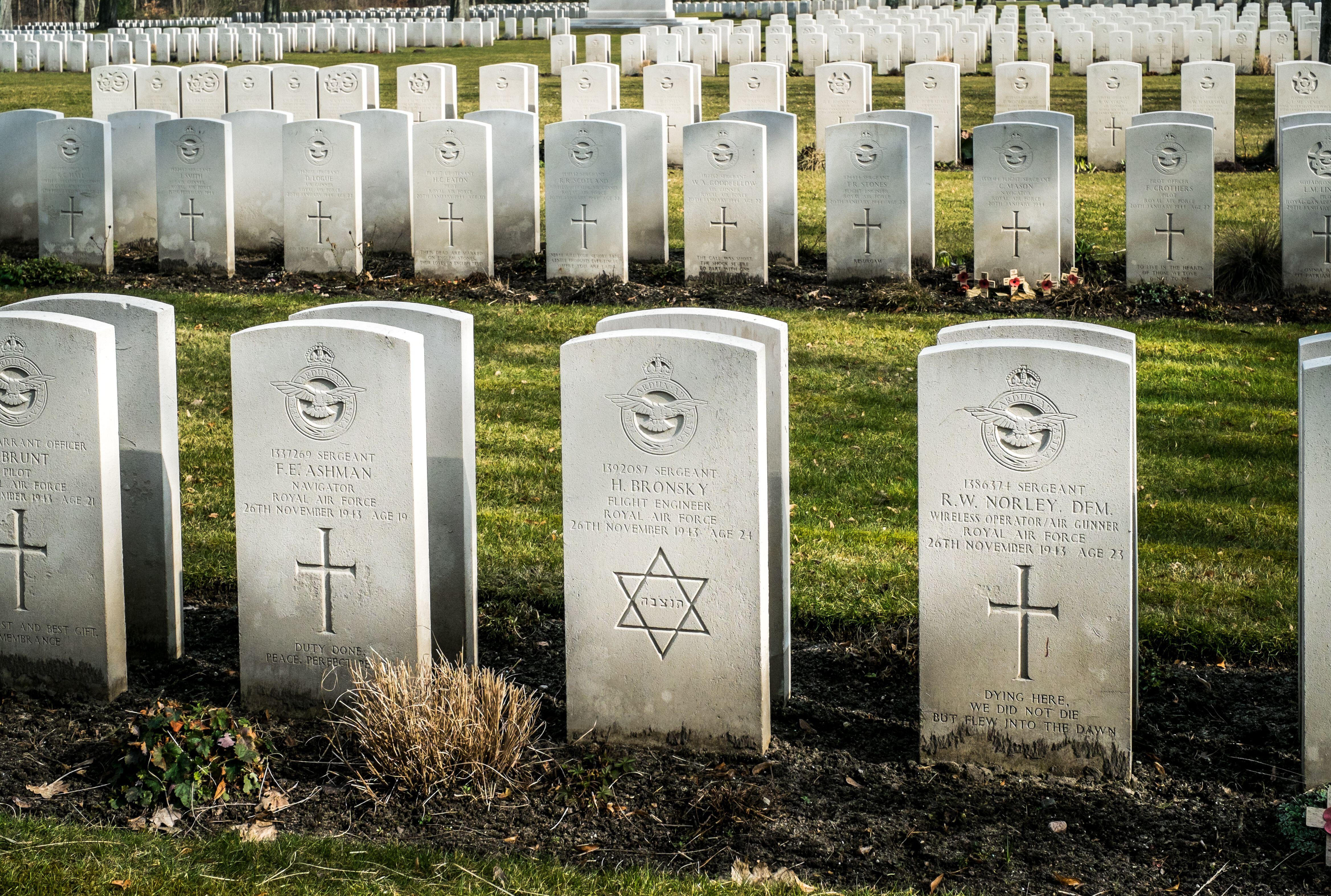 Image ID 2CBJ45F Star of David on grave of Jewish Sgt H Bronsky, an RAF Flight Engineer who died during WW2 on 26 Nov 1943 CREDIT Greg Guy Alamy Stock Photo EXP 231124