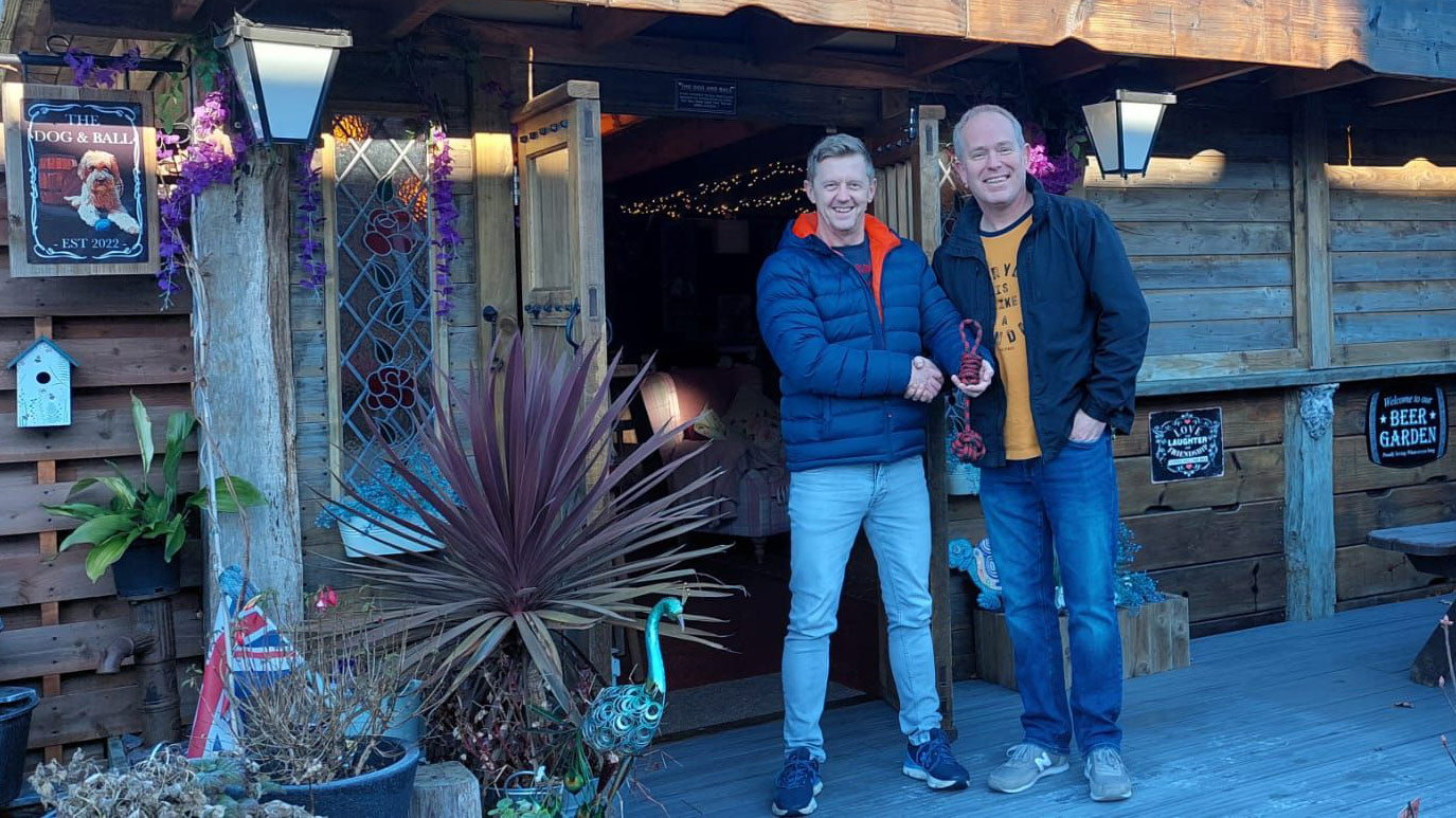 John and previous winner Iain meet at the Dog & Ball CREDIT Ashley Turner Two Fat Blokes Bar Sign Emporium
