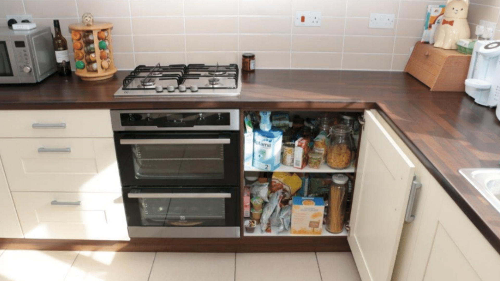 Emile Cilliers trial - kitchen and gas valve - CREDIT: Wiltshire Police/PA