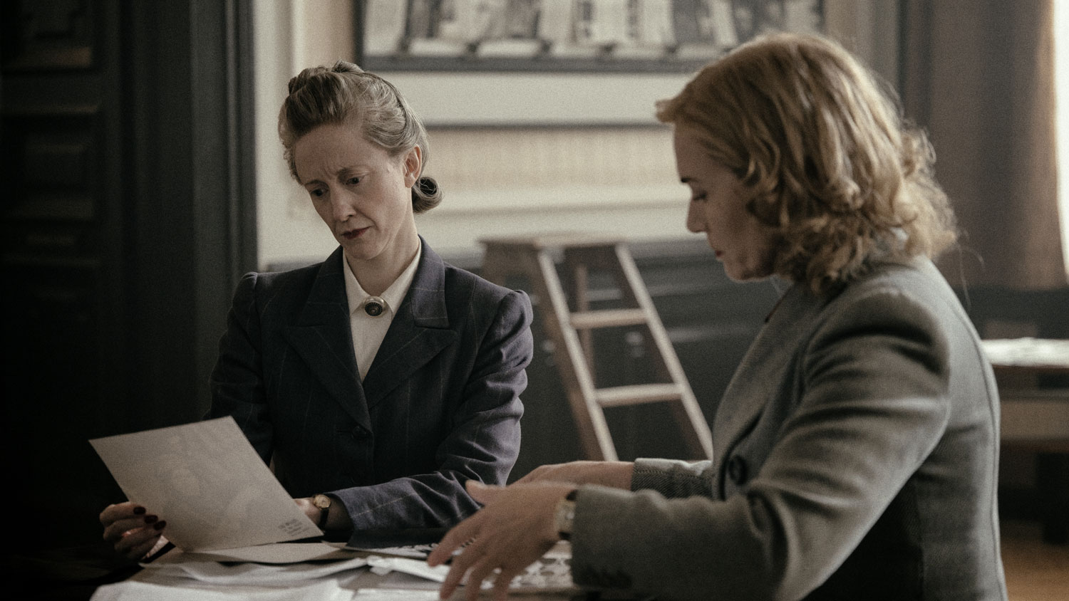 L to R Andrea Riseborough and Kate Winslet portray Audrey Withers and Lee Miller in film Lee CREDIT Sky