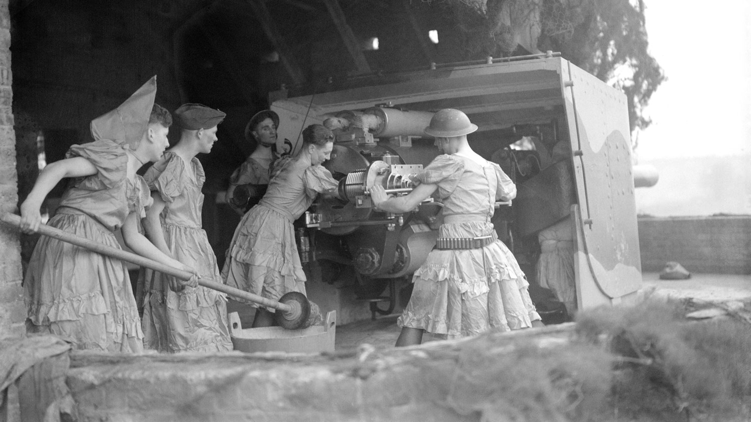 NOT TO BE USED AGAIN Men from Royal Artillery Coastal Defence Battery at Shornemead Fort Gravesend are left in drag as their Christmas charity performance was interrupted by a coastal alert near Gravesend 1940 Image ID 1213175 CREDIT John Topham / TopFoto