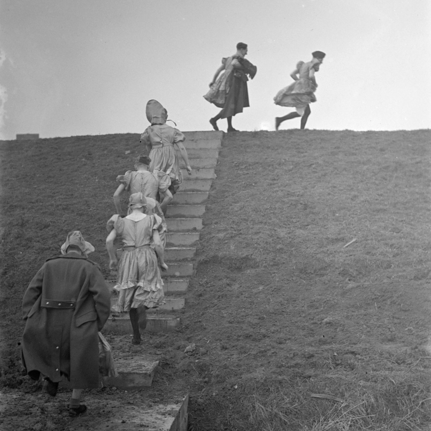 Men from Royal Artillery Coastal Defence Battery at Shornemead Fort Gravesend in drag while rehearsing for their Christmas charity performance run to man their anti-aircraft guns in 1940 Image ID 1213175 CREDIT John Topham / TopFoto