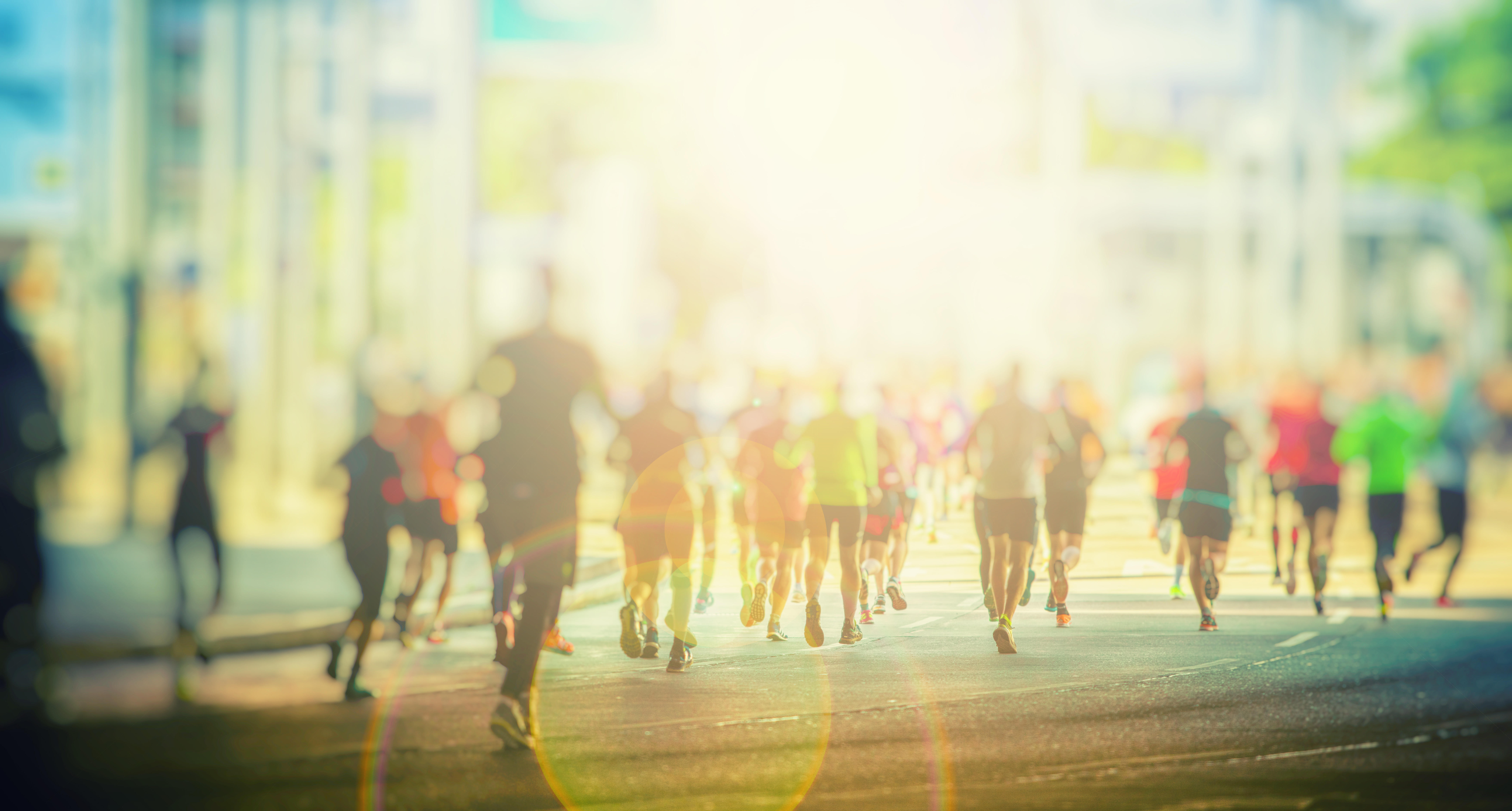 Marathon runners in a city (picture: shutterstock 634556102)