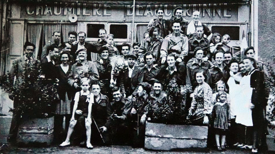 Members of the SAS with French villagers during WW2 CREDIT Norman family