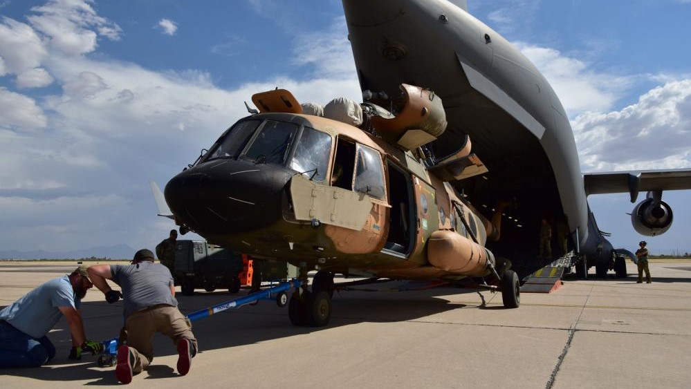 Mi-17 helicopter is loaded on to a C-17 Globemaster, US delivering aid to Ukraine 09062022 CREDIT US Dept of Def.jpg